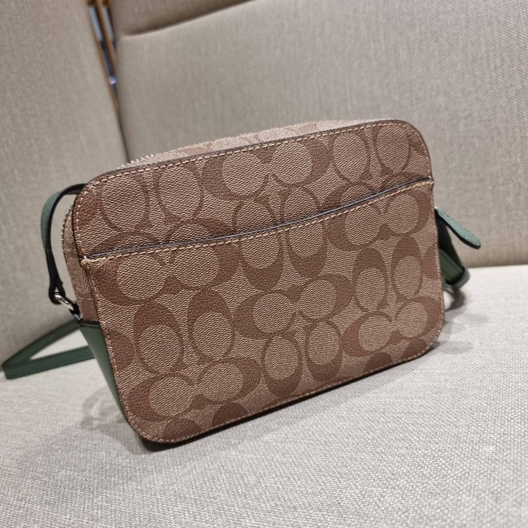 COACH 91677 MINI CAMERA BAG IN SIGNATURE CANVAS สีมาใหม่ รุ่นขายดีที่สุด!! กระเป๋าสะพายข้างไซส์มินิ คลาสสิคอยู่ทรง อะไหลเงินเรียบหรู วัสดุหนังแคนวาสเคลือบลาย เปิด-ปิดด้วยซิป สายสะพายปรับได้ตามตัว ใบนี้แมทช์ได้ทุกลุค ใช้เป็น everyday bag ได้สบายๆเลยจ้า &#x