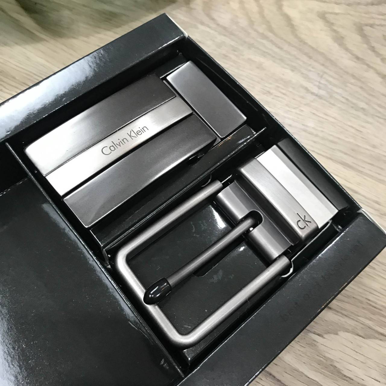 ห้ามพลาด! เซทสุดคุ้ม! ซื้อ1ได้ถึง2! CALVIN KLEIN REAL LEATHER BELT VALUE PACK Limited Edition เข็มขัดหนังแท้ พร้อมหัวเข็มขัด2แบบคุณภาพดีตามแบบฉบับของแบรนด์ สายเข็มขัดสามารถกลับด้านใช้ได้ทั้งสีดำและสีน้ำตาลเหมือนมี2เส้น2หัวสลับใช้ได้ไม่จำเจ มาพร้อมถุงกระดา