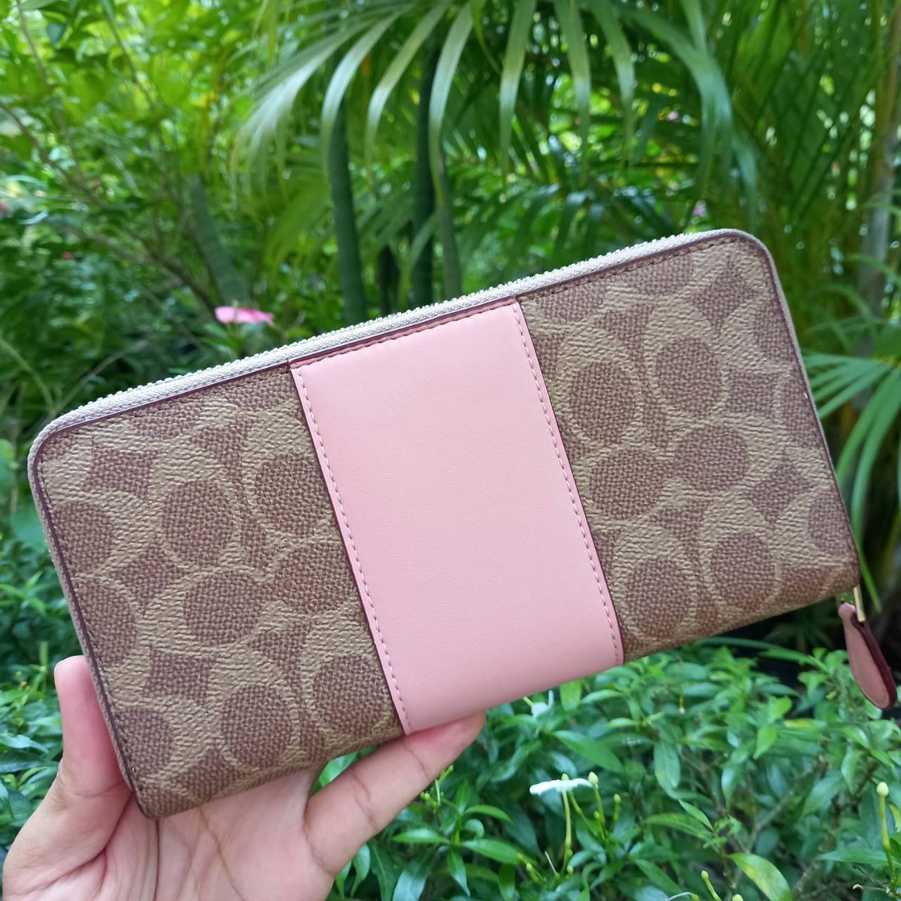 มาเท่าไหรก็ไม่เคยพอจริงๆ มีความต้องการกันถึงขีดสุด❣️😘>>COACH ACCORDION ZIP WALLET IN COLORBLOCK SIGNATURE CANVAS (COACH 31546)🍁กระเป๋าสตางค์ใบยาว ซิปรอบ //วัสดุหนังแคนวาสสลับหนังแท้ ดีไซน์สวย โดดเด่นลงตัวเป็นที่สุด ด้านในมีช่อ