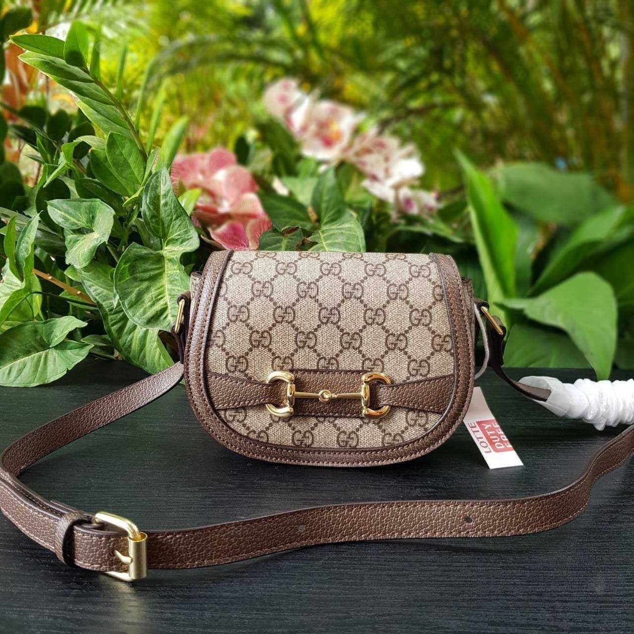 GUCCI Horsebit 1955 small shoulder bag กระเป๋าครอสบอดี้ขนาดกำลังดี ดีไซน์น่ารัก ทรงสวย ใช้ได้ทุกโอกาส สายยาวปรับระดับได้ เปิด-ปิด ด้วยกระดุมแม่เหล็ก