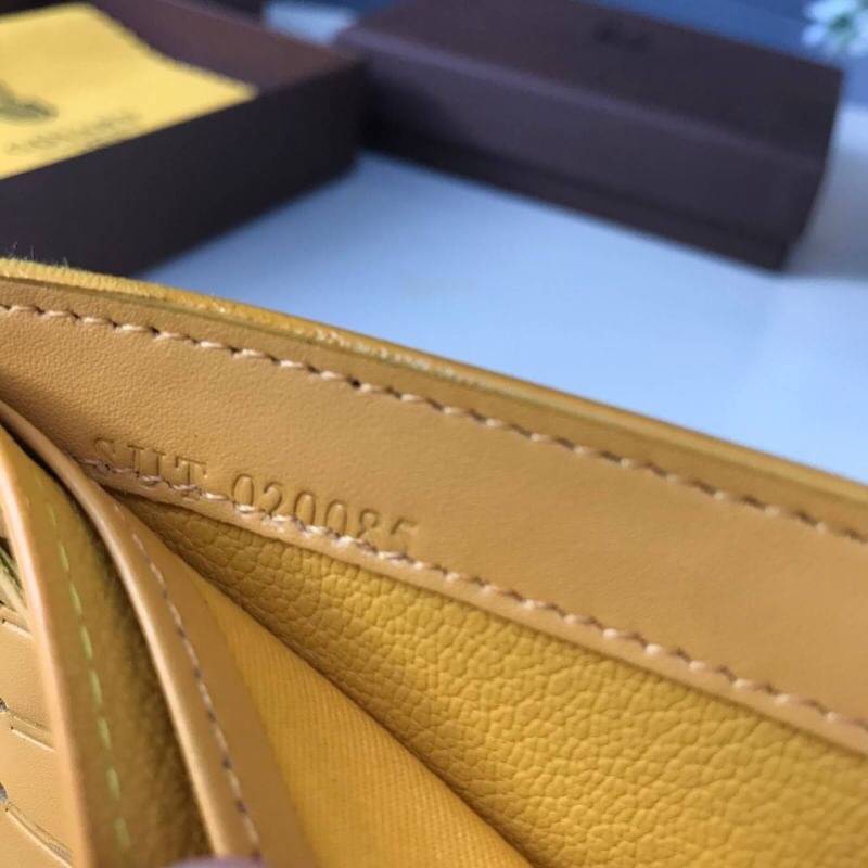 VIP GIFT 】GOYARD Victoire Bifold Wallet กระเป๋าสตางค์ผู้ชายใบสั้น พร้อมส่ง 6 สี พร้อมกล่องสวยหรูน่าใช้มากค่ะ อีกรุ่นที่ยอดขายไม่เคยตก 🤑🤑 ใบจริงดูผู้ดี ดูแพง!! ภายในมีช่องใส่บัตรได้เยอะ ใส่ธนบัตรได้ทุกใบ ห้ามพลาดจร้าา!! ((รุ่นเดินด้ายโทนสีเ