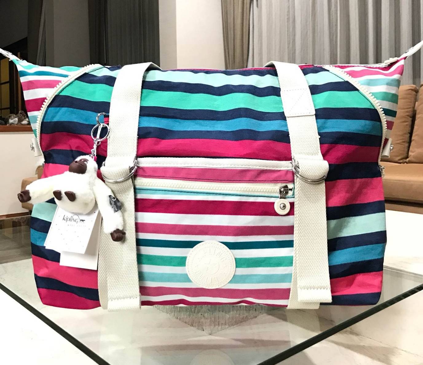 NEW ARRIVAL! KIPLING ART (LARGE) TOTE BAG 2018 กระเป๋าถือหรือสะพายรุ่นใหม่ใบใหญ่จุใจสาวๆที่สัมภาระเยอะ วัสดุ Nylon+Polyester 100% น้ำหนักเบา โดดเด่นที่สามารถรูดซิปมุมกระเป๋าเปลี่ยนทรงได้ไม่จำเจ มีหูหิ้วสะพายไหล่ได้ มือจับหูหิ้วเป็นหนังปั้มโลโก้ พวงกุญเเจล