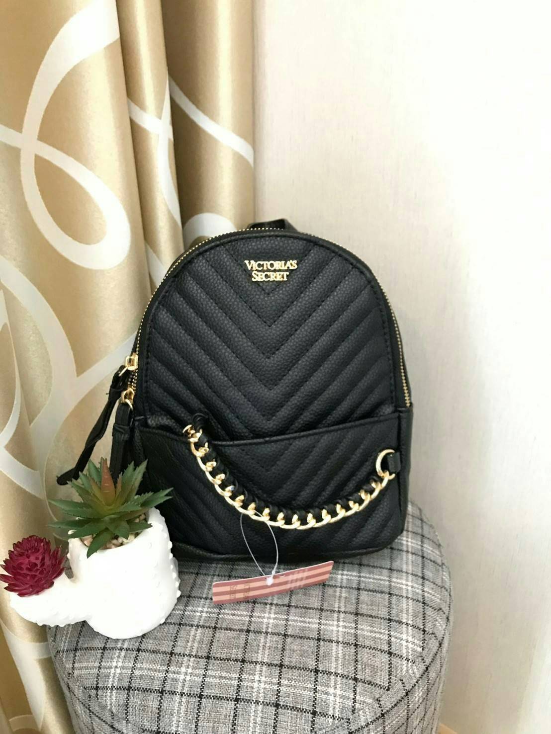 Victoria’s Secret Pebbled V-Quilt Small City Backpack กระเป๋าเป้สไตล์คลาสสิค วัสดุลายหนังแกะเทียม หนังนิ่ม เปิดปิดด้วยซิปคู่ ภายในบุผ้าสกรีนโลโก้ ใส่มินิไอแพค กระเป๋าสตางค์ยาวได้ สายสะพายโซ่ต่อหนังปรับระดับได้ ด้านหน้ามีช่องซิปร้อยหนังเส้นยาวดูมีดีเทล สะพ