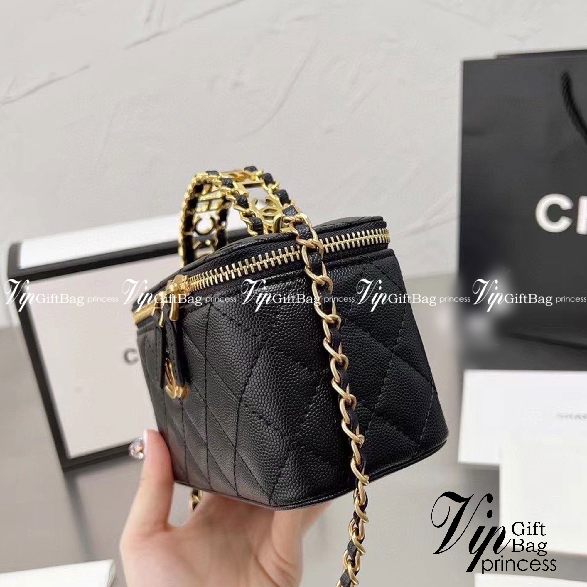 CHANEL VANITY Handle / Chanel vanity with chain and top handle กระเป๋าทรงกล่อง Vanity ซีซั่นใหม่ล่าสุด พร้อมกับหูจับอะไหล่ทอง แต่งโลโก้แบรนด์ สวยหรูมาก หนังฟูสวยใส่โทรศัพท์ได้สบายๆ เลยค่ะ มีช่องสำหรับใส่การ์ด ฮอตสุด น่ารักสุด กระเป๋าทรงกล่องใบเล็กน่ารัก ง