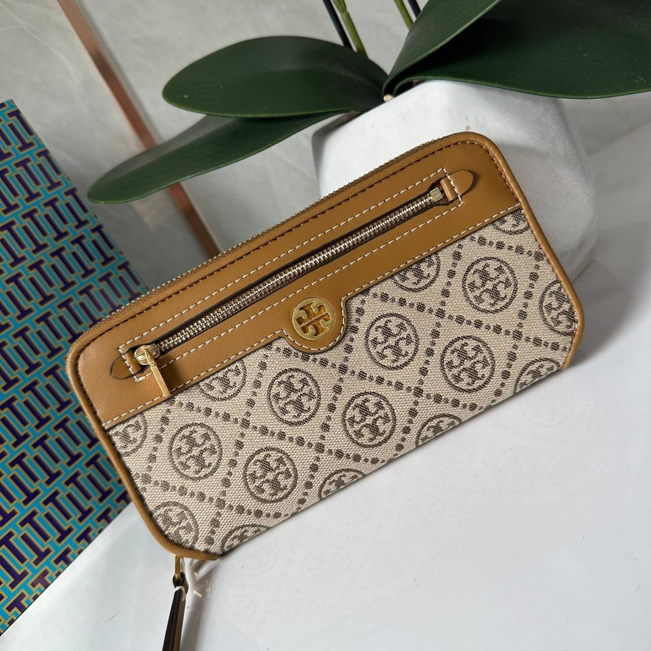 TORY BURCH T MONOGRAM JACQUARD ZIP CONTINENTAL WALLET 79383 กระเป๋าสตางค์ผ้าแคนวาสลายโมโนแกรมตัว T