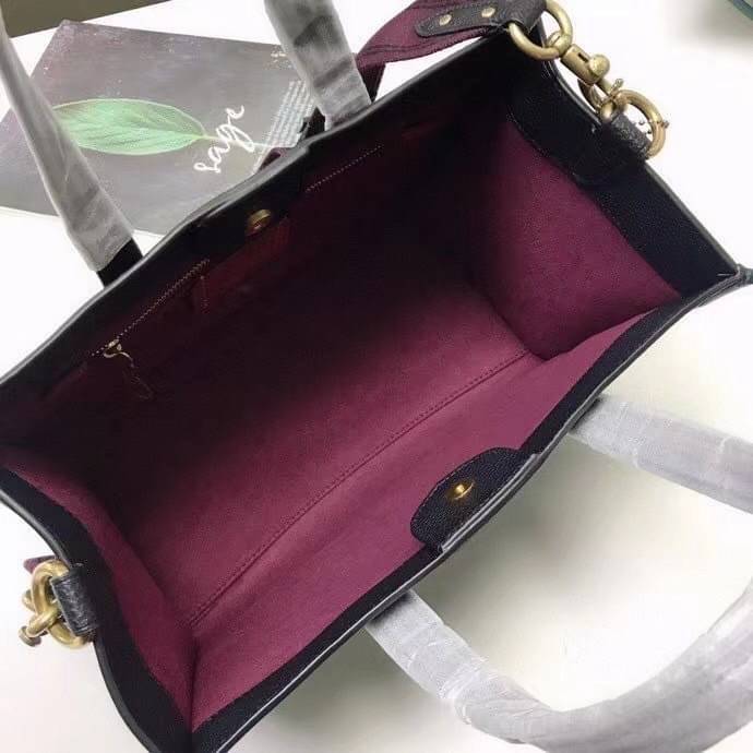 COACH Field Tote 30 In Colorblock With Coach Badge พร้อมส่งที่ไทย เขียวเหนี่ยวทรัพย์มาแล้วค่าา งานสวยหรูดูแพงมากกก สีสวยมาก จะถือหรือสะพายข้างก็ได้ หลากหลายสไตล์ค่ะ