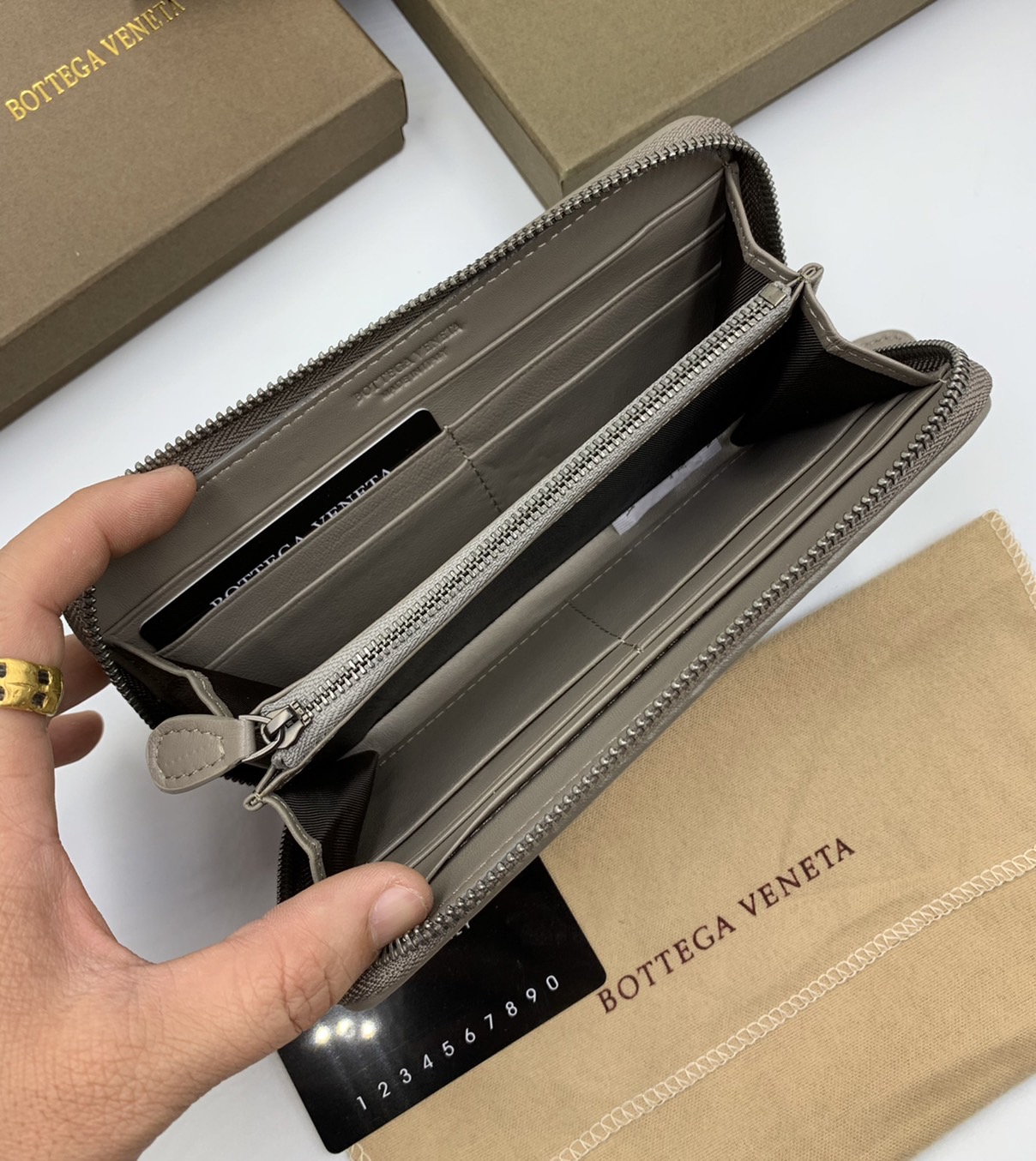 หนังแท้ BOTTEGA VENETA LONG WALLET ZIP AROUND / BV Wallet / BV Long Wallet พร้อมส่งที่ไทย กระเป๋าสตางค์ใบยาวซิปรอบ งานหนังแท้ทั้งใบ รุ่นตามหา เป็นรุ่นยอดนิยม ใช้ได้ทั้งหญิงชาย คลาสสิกหยิบมาใช้งานได้บ่อยที่สุด ใช้ทนทานได้นานภาพสินค้าถ่ายจากงานขายจริง ใช้งา