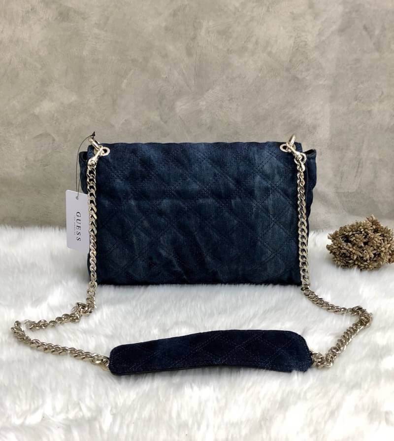GUESS WOMEN BAG JEAN กระเป๋าสะพายไหล่หรือ crossbody สุดชิค วัสดุผ้ายีนส์ ด้านหน้าติด logo brand เพิ่มดีเทลดีไซน์ตกแต่งที่ด้านหน้ากระเป๋า เปิดปิดกระเป๋าแบบแม่เหล็ก ใช้งานง่าย ภายในมี 2 ช่อง แต่ละช่องกว้างใส่ของได้จุ และยังมีช่องซิปเล็กใส่ของจุกจิกได้อีกค่ะ