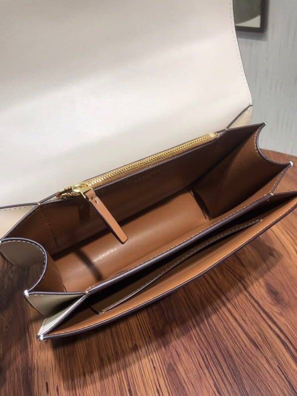 Tory Burch 75003 Eleanor Medium Convertible Shoulder Bag พร้อมส่งที่ไทย อีกรุ่นที่น่าครอบครองมากๆค่ะ กระเป๋าสะพายข้างและทบสายเป็นคล้องไหล่ได้ หนังแท้ชั้นดี ใช้ได้กับทุกๆโอกาส ห้ามพลาด ก่อนหมดนะคะ!!