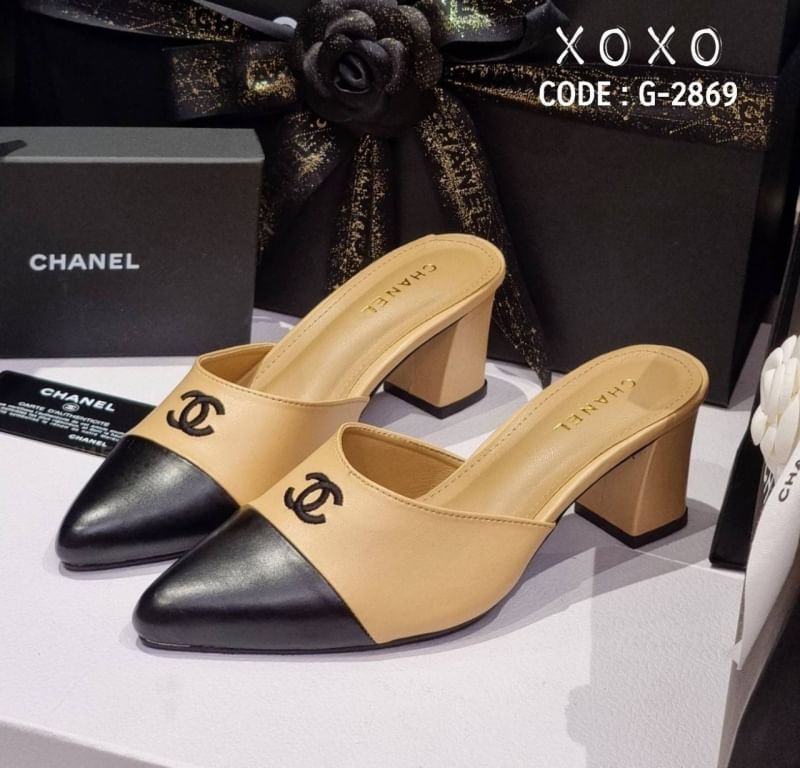 Chanel Two-Tone Shoes รองเท้างานสวม สี 2 tone หน้าวี ทรงสวม เปิดส้น ด้นหน้างานปักโลโก้แบรนด์ วัสดุหนัง PU ส้นแท่ง ใส่เดินสบาย รุ่นที่สาวๆ รอคอย งานมาเติมแล้ว ของหมดไวมากกก รีบหน่อยน้าา ^^