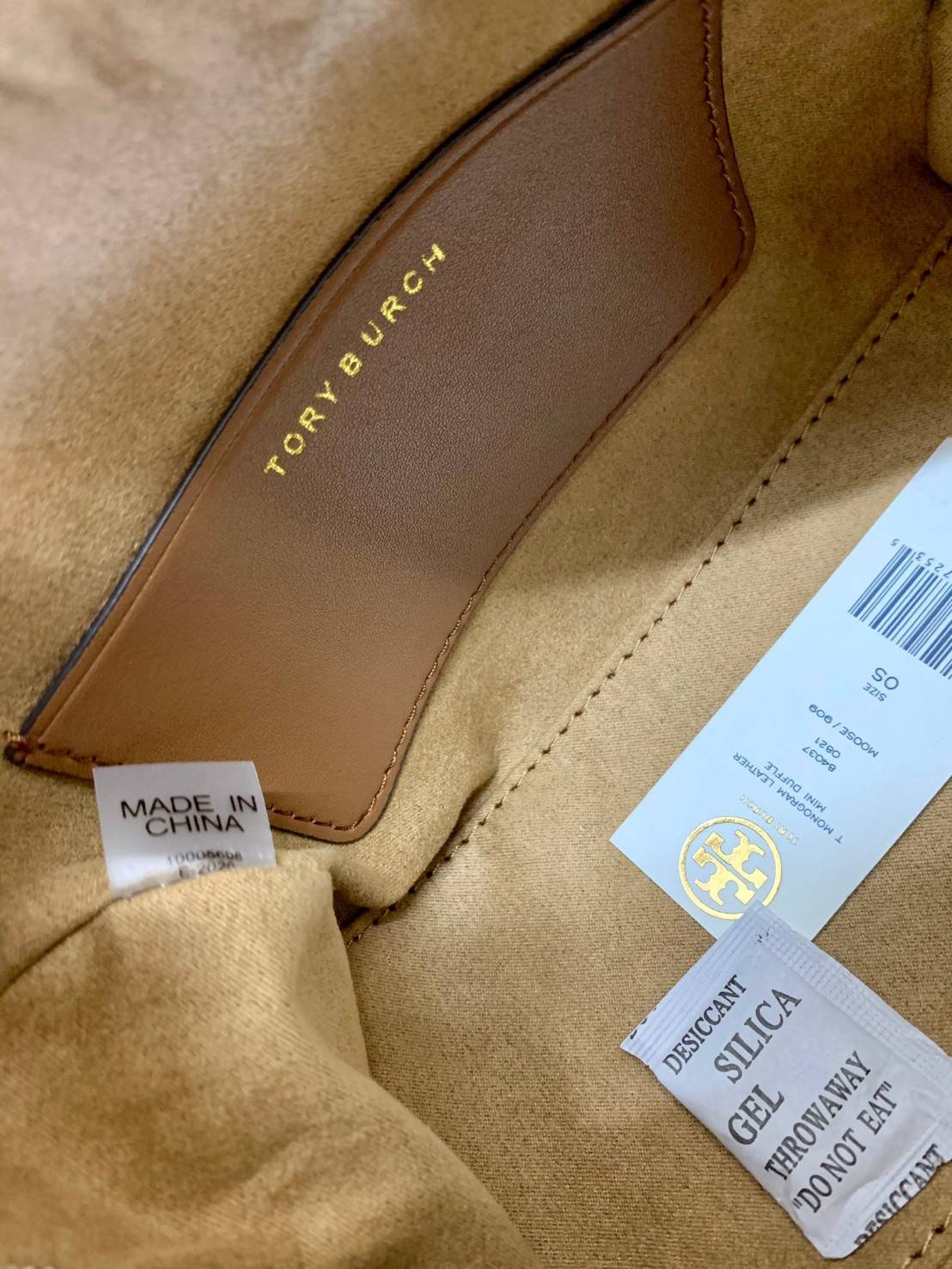 TORY BURCH T Monogram Color-block Barrel Duffle พร้อมส่งที่ไทย สวยก่อนใคร มี2ขนาด ไม่มีคือพลาดจร้าา😘 ✔️กระเป๋าทรงหมอน วัสดุหนังแท้ชั้นดีที่สุด หนังเรียบนิ่มสวย ✔️เปิดปิดกระเป๋าด้วยซิปคู่แบบมีหนังห้อย ภายในกว้างมากสำหรับไซด์นี้ หายห่ว