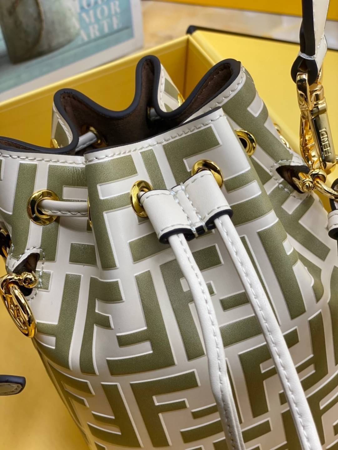 Ori Fendi MonTresor mini Bucket Bag 12cm กระเป๋าถือหรือสะพายข้าง วัสดุหนังแท้ทรงขนมจีบ ลายแบรนด์ อะไหล่ทองหรูหรา จุของได้เยอะ ตั้งอยู่ทรง ด้านในโล่ง มี2สาย สายสั้น+ยาว ถอดสายได้ Crossbody ได้ สายยาวปรับระดับได้ คุ้มสุดๆ ใบนี้ไม่ควรพลาดค่ะ ดาราเซเลปใช้กันเ