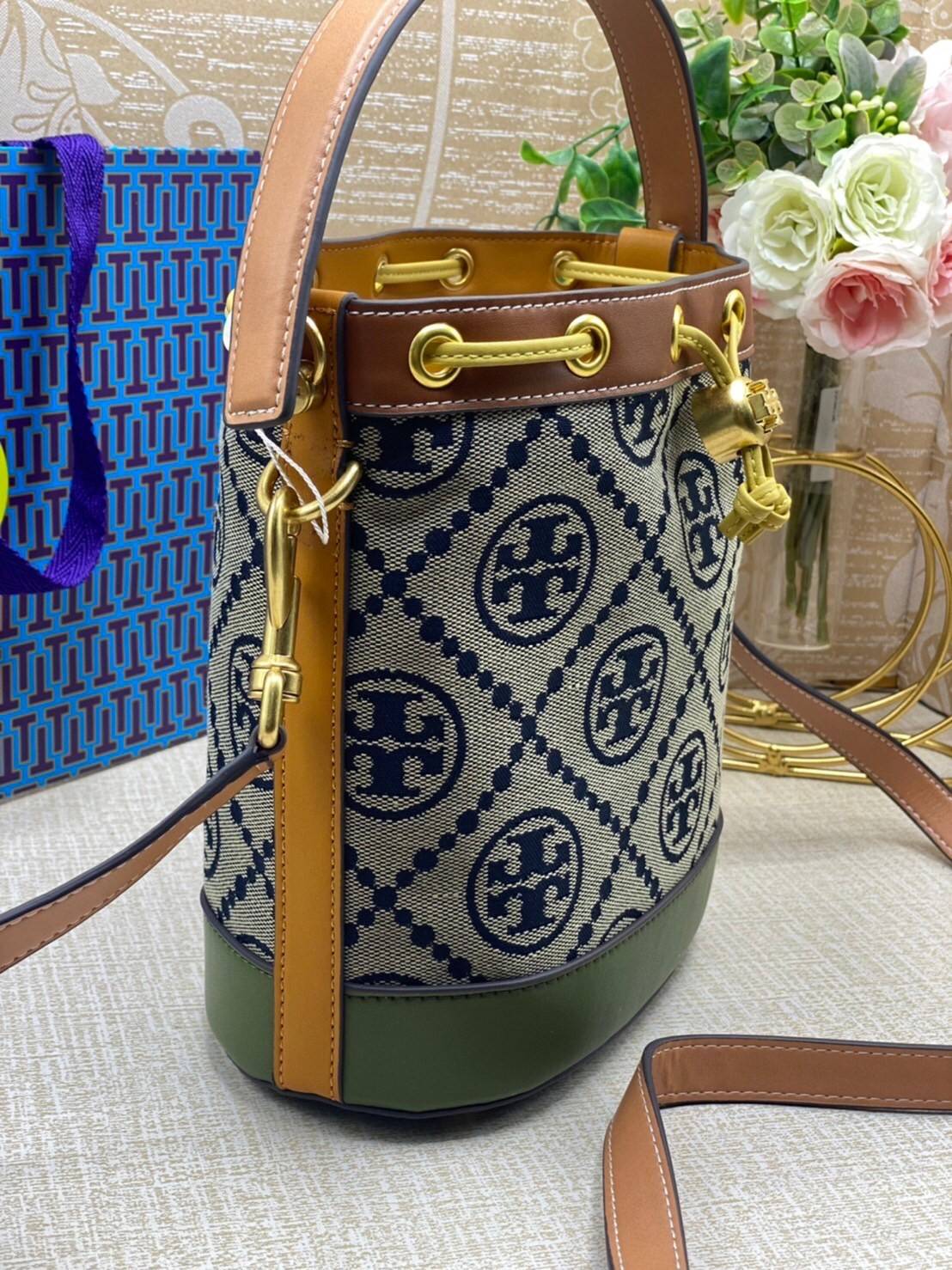 Tory Burch T Monogram Colorblock Bucket Bag กระเป๋าสะพาย ทรงบัคเกต รุ่นฮอต สไตล์ไหนเข้าได้ทุกลุค วัสดุ jacquard ตัดขอบหนังแท้ ภายในเป็นช่องโล่งกว้าง ใส่ของได้เยอะหยิบจับสะดวก มาพร้อมสายสะพายข้างหนังแท้ ถอดและปรับระดับได้สะพายชิวได้ทุกโอกาส