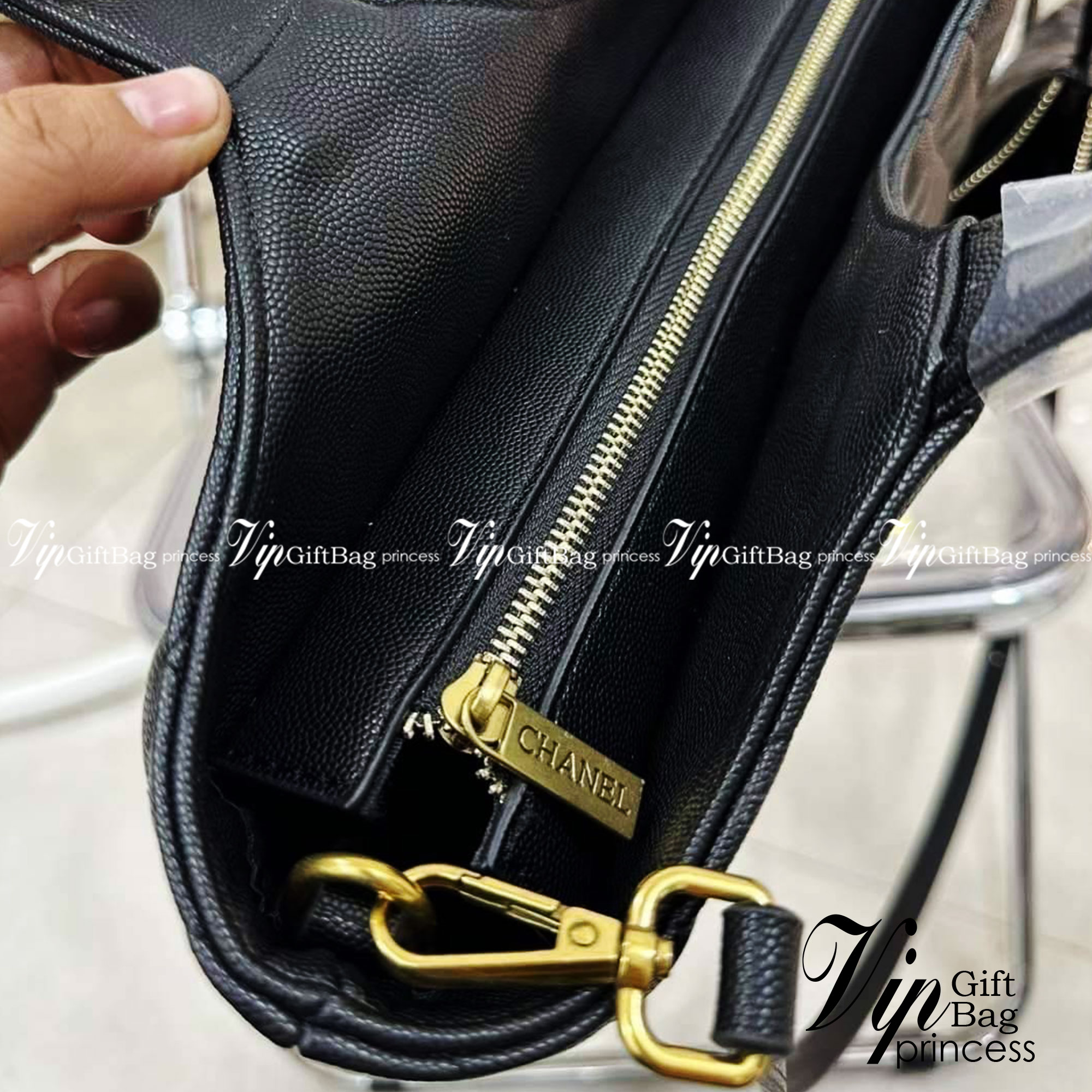 CHANEL Tote Bag / Chanel Shopping Bag 14" / Icare Tote Bag กระเป๋าสะพายไหล่สายในตัว พร้อมสายสะพายยาวปรับระดับได้ เป็น crossbody ได้ จุของได้เยอะมากก งานหนังคาเวียร์เงาสวยเต็มใบ แถมใบเล็ก ใส่ของจุกจิกได้เข้าเซท ด้านหน้าติดโลโก้อะไหล่ทอง สวยหรู ดูแพง ใ