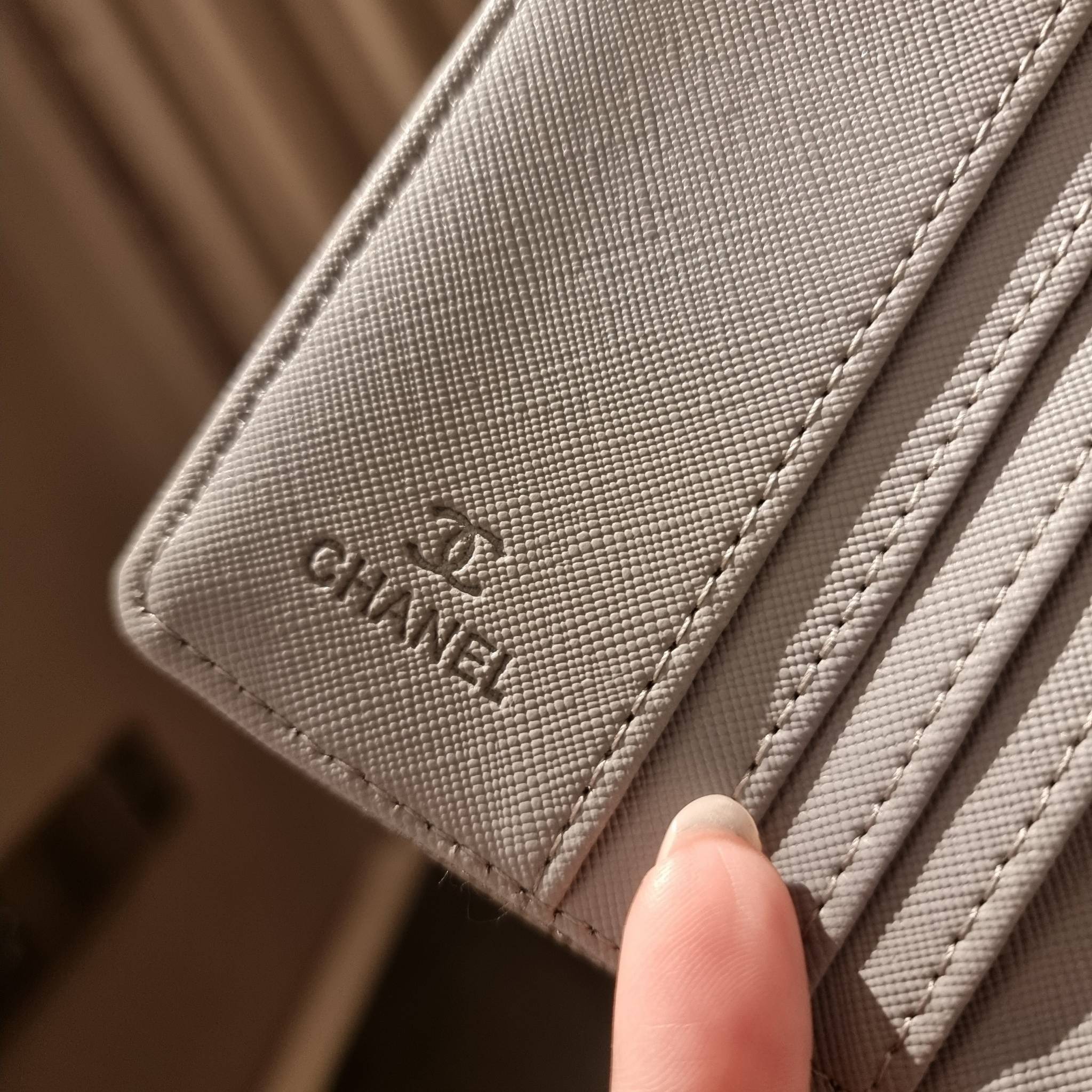 VIP 】มาแล้วจ้า!! รุ่นแนะนำ!! ฮิตติดใจสาวๆ!! กระเป๋าสตางค์ใบสั้นรุ่นฝาพับ จาก Chanel premium for gift เรียบหรู ดูไฮน์ วัสดุหนังสังเคราะห์ลายคาร์เวีย ด้านในเป็นหนังซาฟเฟียโน่ เปิด-ปิดด้วยกระดุมแม่เหล็ก ภายในกระเป๋ามีช่องใส่บัตร ใส่ธนบัตรได้ ดีไซน์เรียบหรูตา