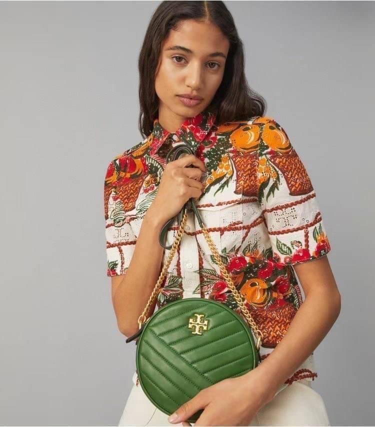 Tory burch Kira Cheron Circle Crossbody กระเป๋าสะพายคาดลำตัวรุ่นนี้โดดเด่นด้วยรูปทรงกลมสุดชิค ขนาดกะทัดรัด พร้อมด้วยหนังกระเป๋าที่ทำจากหนังแท้คุณภาพดี เพราะ Kira Chevron เป็นรุ่นที่ตอบโจทย์และครองใจสาว ๆ ได้อย่างแท้จริง เนื่องจากมีดีไซน์เรียบหรู โดยทางแบร