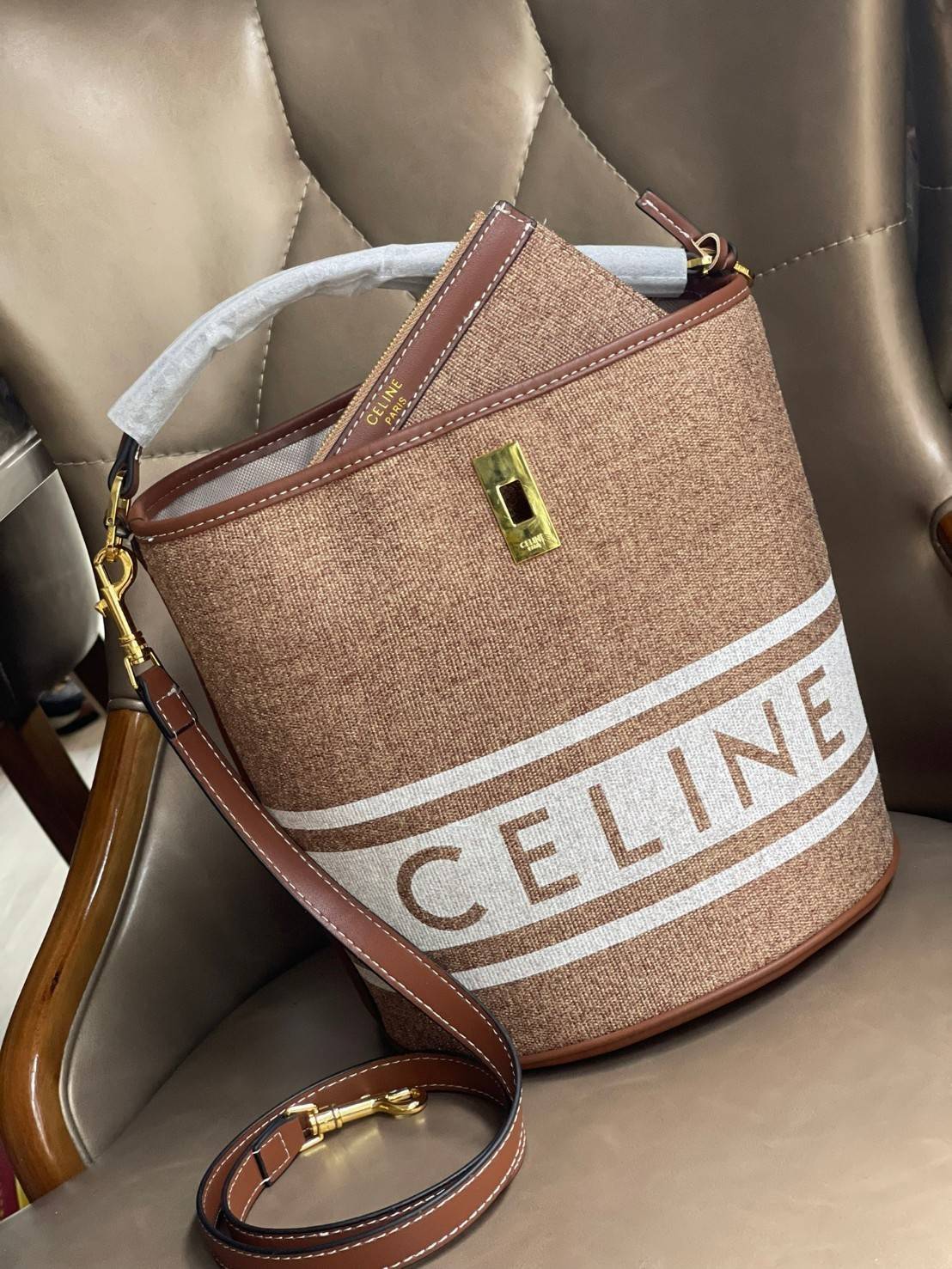 Celine Bucket Bag In Textile with Celine Logo สาว ๆ คนไหนกำลังมองหากระเป๋าสะพายที่สามารถจุของได้แบบกำลังพอดี เราขอแนะนำเป็นใบนี้เลยค่ะ เพราะมีขนาดที่ไม่เล็กและไม่ใหญ่จนเกินไป ให้ความคล่องตัวสูง มีฐานกว้างสามารถใช้สะพายไหล่เมื่อต้องการออกงานทางการหรือจะสะพ