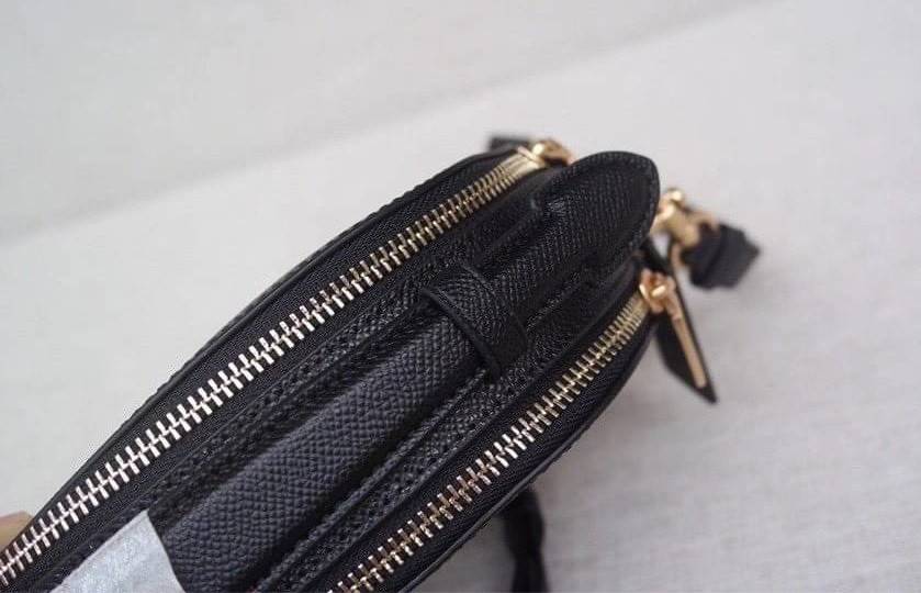 COACH SERENA SATCHEL CROSSBODY BAG กระเป๋าทรงโดมเล็ก น่ารัก แต่ใส่ของได้จุเลยทีเดียว!! มี2ช่องซิปหลัก ช่องค่อนข้างกว้าง สามารถใส่กระเป๋าเงินใบกลางได้;ของจำเป็นอื่นๆได้ครบเลยค่ะ มีช่องเล็กให้ใส่ของจุกจิก ด้านหลังมีช่องเล็กให้อีกช่องค่ะ พร้อมสายยาวถอดออกได้