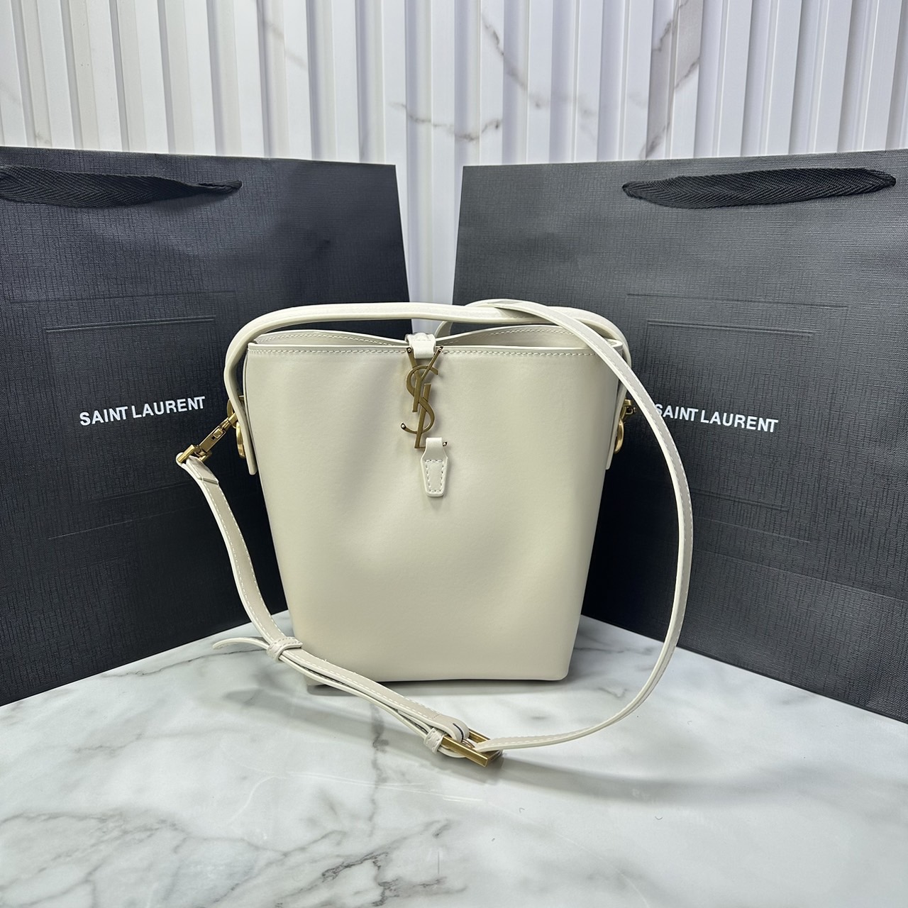 Small 6" YSL Le 37 in shiny leather Hobo Bag / YSL Bucket Bag / YSL Tote Bag กระเป๋าสะพายทรงโฮโบโท้ท งานหนังสวยเต็มใบ อะไหล่ทองสวยคลาสสิก ราคาแสนดีแนะนำของมันต้องมีจริงๆ