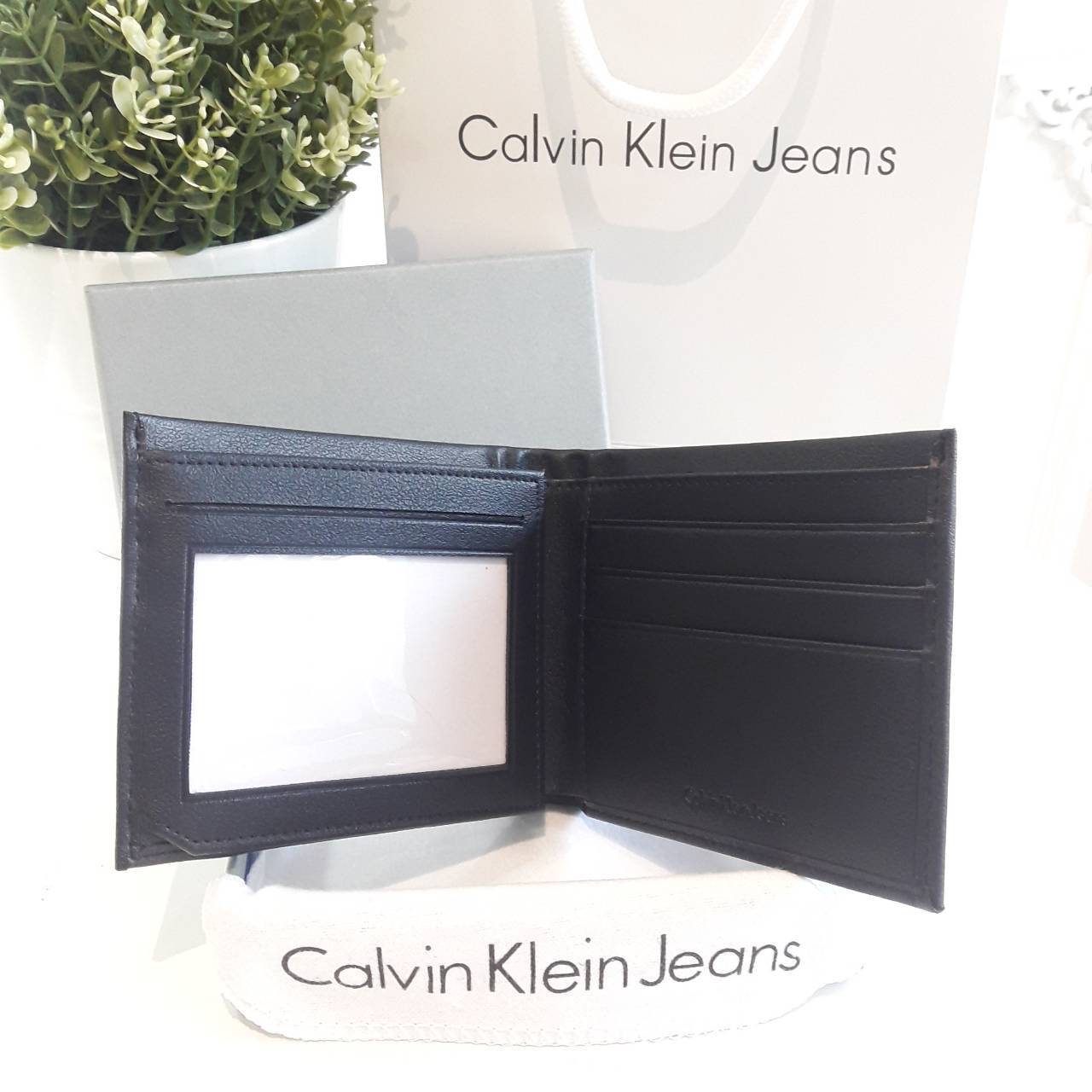 Set กระเป๋าสตางค์ชาย Calvin Klein Short Wallet กระเป๋าสตางค์ใบสั้น ของแท้100% ได้มายากมากค้าาา น้ำหนักเบา ด้านหน้าประดับด้วยโลโก้แบรนด์โลหะเงิน ด้านในเปิดได้ทั้งแบบสองและสามพับ ช่องใส่บัตรเยอะจุใจ ท่านไหนที่กำลังมองหาของขวัญสุดหรู ให้คุณผู้ชาย เซ็ตนี้ตอบโ