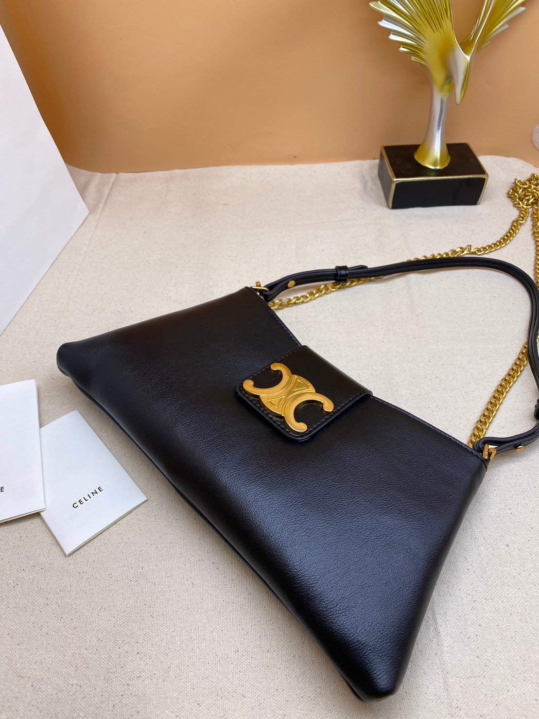 CELINE MEDIUM WILTERN BAG IN SMOOTH CALFSKIN / Celine hobo / Celine Bag พร้อมส่ง กระเป๋าถือ/สะพายโซ่อะไหล่ทองหรูหรา ทรงโฮโบ สวยผู้ดี ใช้งานง่าย โดดเด่นด้วยโลโก้สีทอง