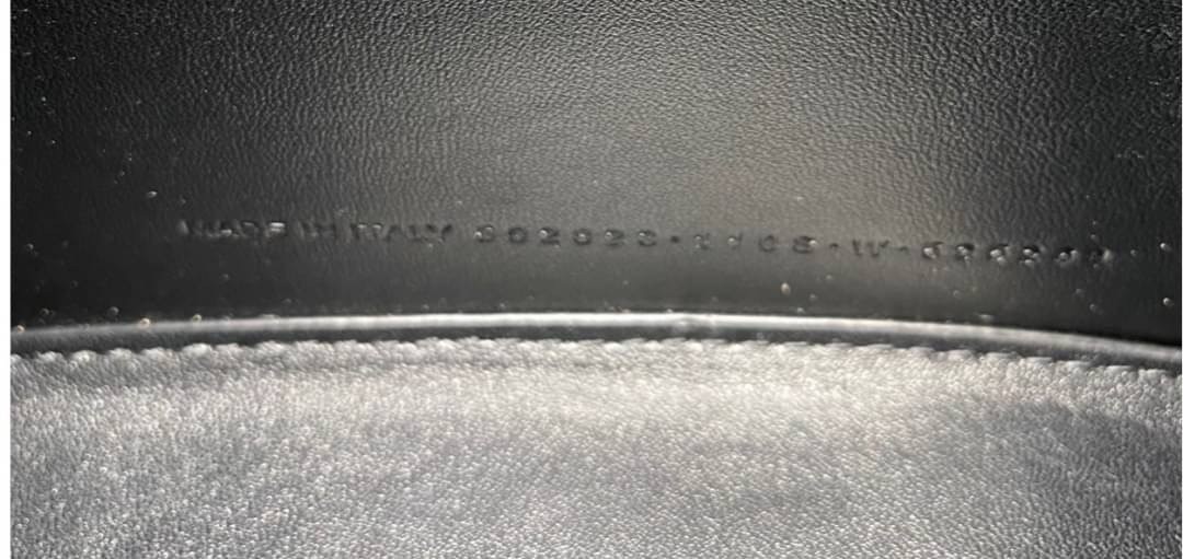 หนังแท้ BALENCIAGA HOURGLASS TOP HANDLE XS Shiny crocodile embossed calfskin การสร้างสรรค์ที่มีเอกลักษณ์เฉพาะตัว หรูหรา โทนสีโดดเด่น วัสดุหนังแท้ลายจระเข้ ภายในโล่งกว้างหนังแนปป้าอย่างดี เกรดออริจินอล ตอบโจทย์ได้ทุกลุค ทุกไลฟ์สไตล์ ภาพสินค้าถ่ายจากงานขายจ