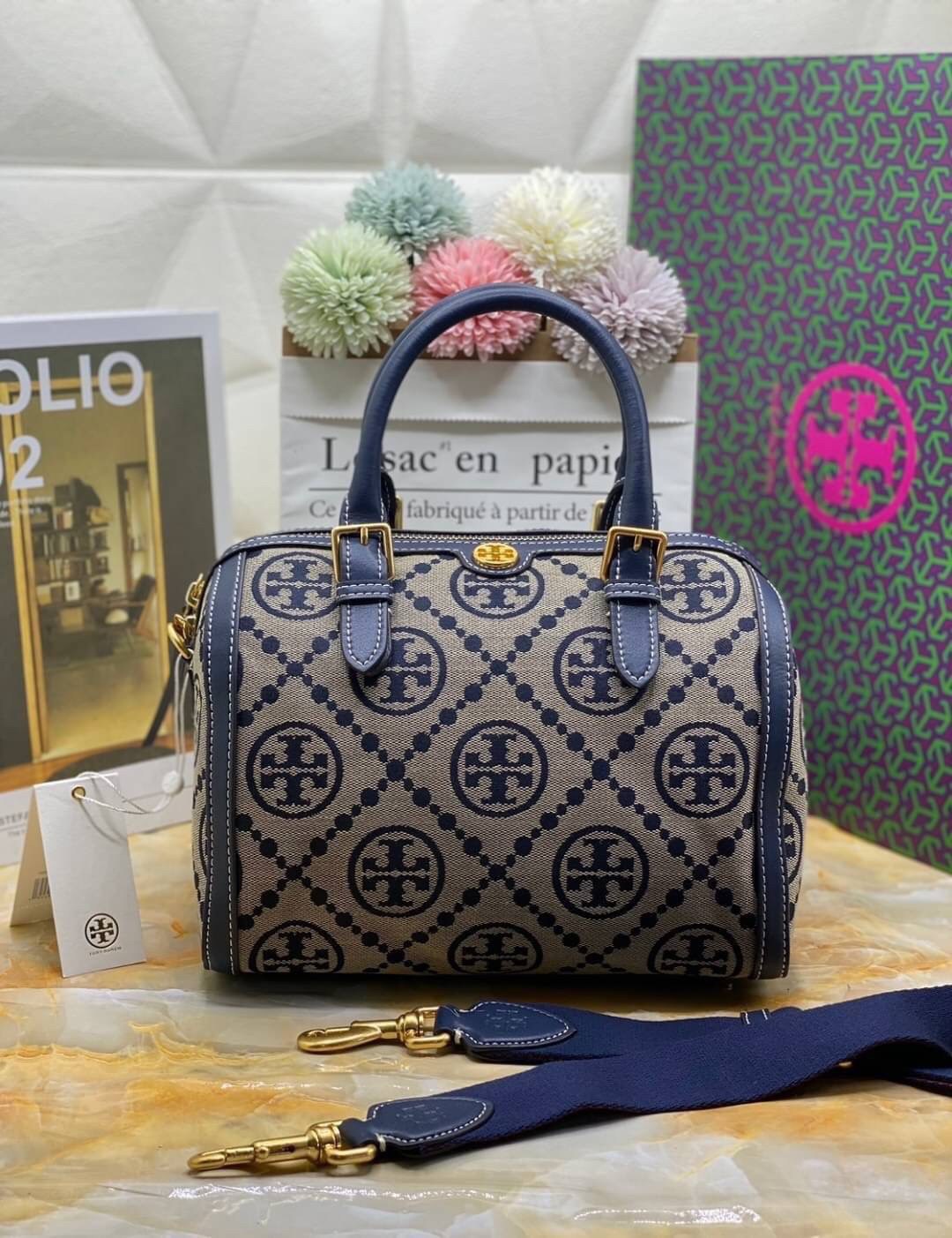 พร้อมส่งความสวย!!! medium TORY BURCH FACTORY MONOGRAM JACQUARD BOSTON BAG กระเป๋าถือหรือสะพายรุ่นใหม่ล่าสุดจาก TORY BURCH FACTORY วัสดุ Woven Jacquard & Leather ในลาย Jacquard คงเอกลักษณ์แบรนด์สวยอยู่ทรงดีไซน์โดดเด่นทรง Boston เปิดปิดด้วยซิปคู่สะดวกใช้ขนา