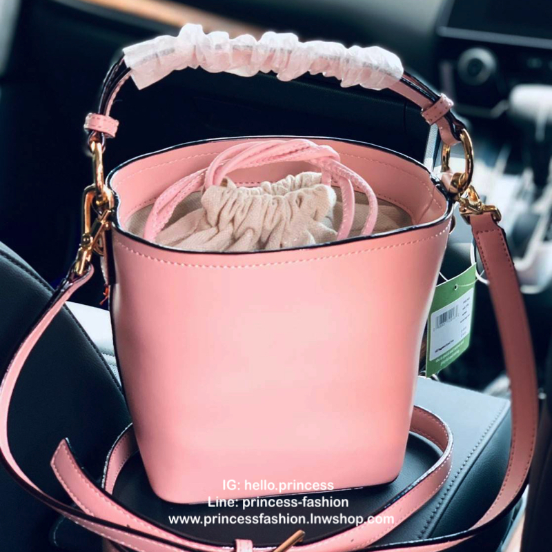Kate spade new york Flamingo Pippa Bucket Bag 🍭รุ่นแนะนำ ราคานี้หายากแล้วจร้าา กระเป๋าหิ้วหรือสะพายข้างได้ ทรงถัง วัสดุหนังแกะแท้ สัมผัสหนังนิ่มมือดีมากๆค่ะ ด้านหน้าแต่งรูป Flamingo ดูเก๋มากๆค่ะ มีอะไหล่แบรนด์ ปากกระเป๋าแบบหูรูด ภายในกระเป๋าโล่ง ใ