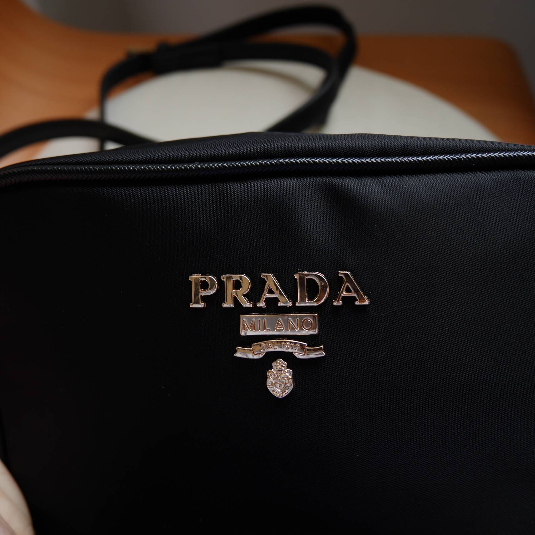 ล็อตใหม่ค้า กับทรงน่ารักในราคาน่ารัก mini crossbody งานพรีเมี่ยมกิ้ฟ จากเคาเตอร์ต่างประเทศ เป็น Best Seller อีกหนึ่งรุ่นเลย จากแบรนด์ PRADA เป็นทรงสี่เหลี่ยม กระเป๋าเป็นผ้า nylon ทั้งใบ เลิศมาก สามารถสะพายเป็น shoulder bag ได้เลย ขนาดกำลังดีค่ะ ใส่ของจุกจ