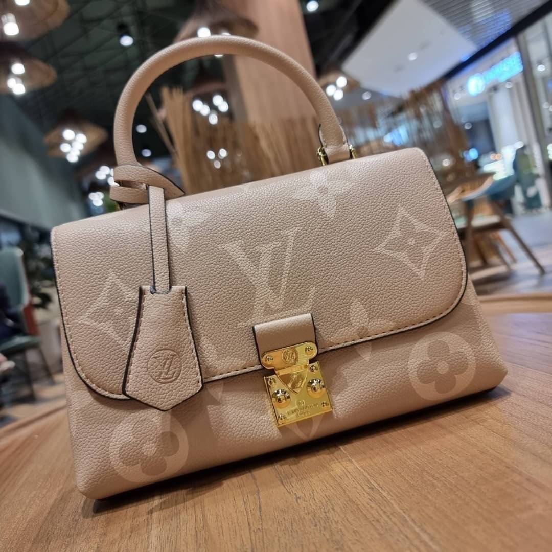 VIP 🥂 LV MADELEINE BAG ใหม่ล่าสุด อีกหนึ่งรุ่นคลาสสิคหายาก ที่สาวๆรอคอย กระเป๋าถือ/สะพายข้าง ดีไซน์เรียบง่าย แต่เต็มไปด้วยดีเทลความหรู วัสดุหนังวัวปั๊มลายเอกลักษณ์ เปิด‐ปิดด้วยอะไหล่กดล็อคสีทองหรู และมีพวงหนังห้อยพิเศษแถมมาให้ด้วย ภายในแบ่งสัดส่วน