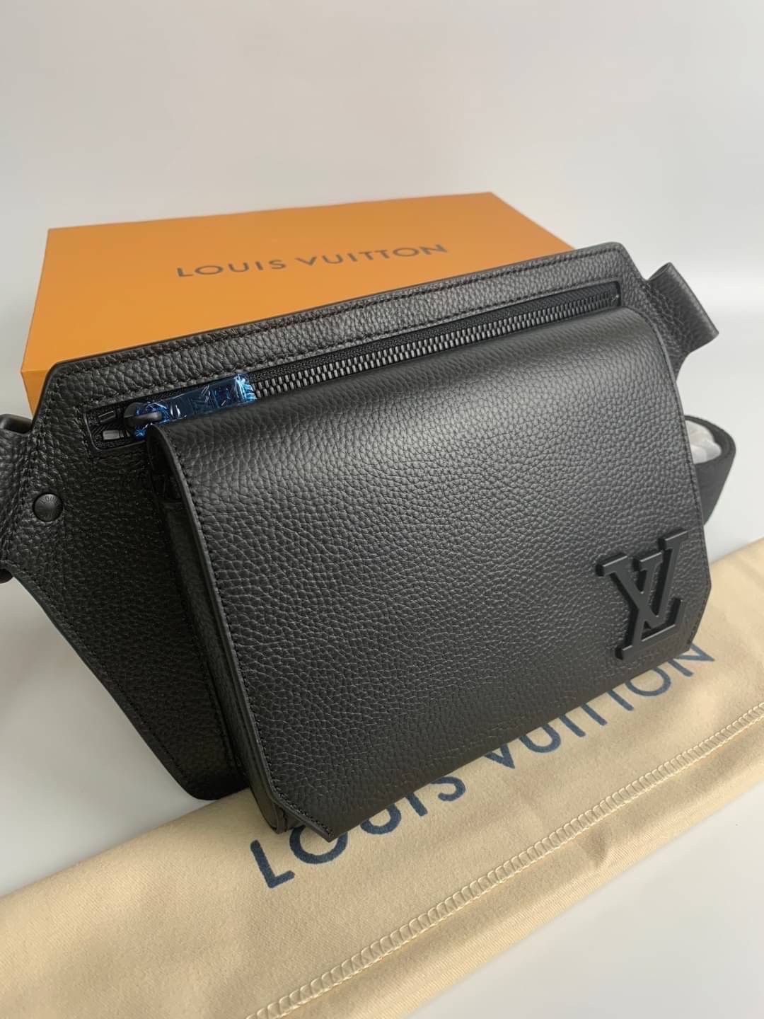 LV Takeoff Sling Bag Black grained leather / LV Belt Bag กระเป๋าสะพาย/คาดอก หนังแท้ ดีไซส์ร่วมสมัย สีดำสุดคลาสสิก สง่างามตลอดกาล มีไว้ไม่มีเอาท์ ท่านชายควรมีมากค่ะ เกรดท็อป ออริ เทียบแท้ 1:1 เกรดดีสุด