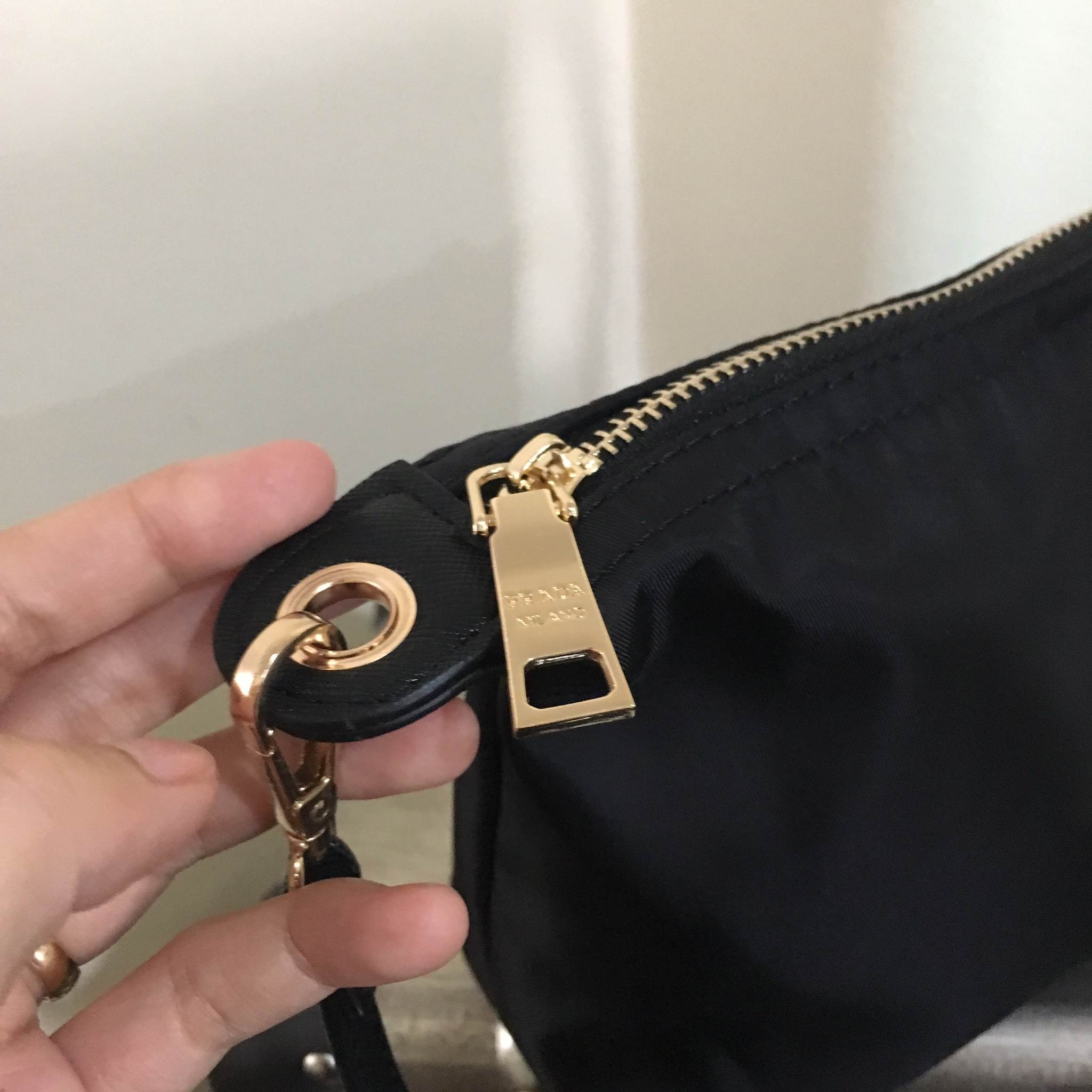 Best seller สินค้าเข้าใหม่ งานพรีเมี่ยมกิ้ฟจากเคาเตอร์ต่างประเทศ กระเป๋า สวยๆ จาก แบรนด์ PRADA เปนกระเป๋า เครื่องสำอางค์ แต่มีสายสะพายยาวให้ 2 สาย เป็นแบบคล้องแขน และสะพายข้างลำตัว เลิศมาก ใช้เป็น shoulder bag ได้เลยค่า หรือ ถือลำลองสวยๆ ก้อเลิศคะ คุ้มมาก