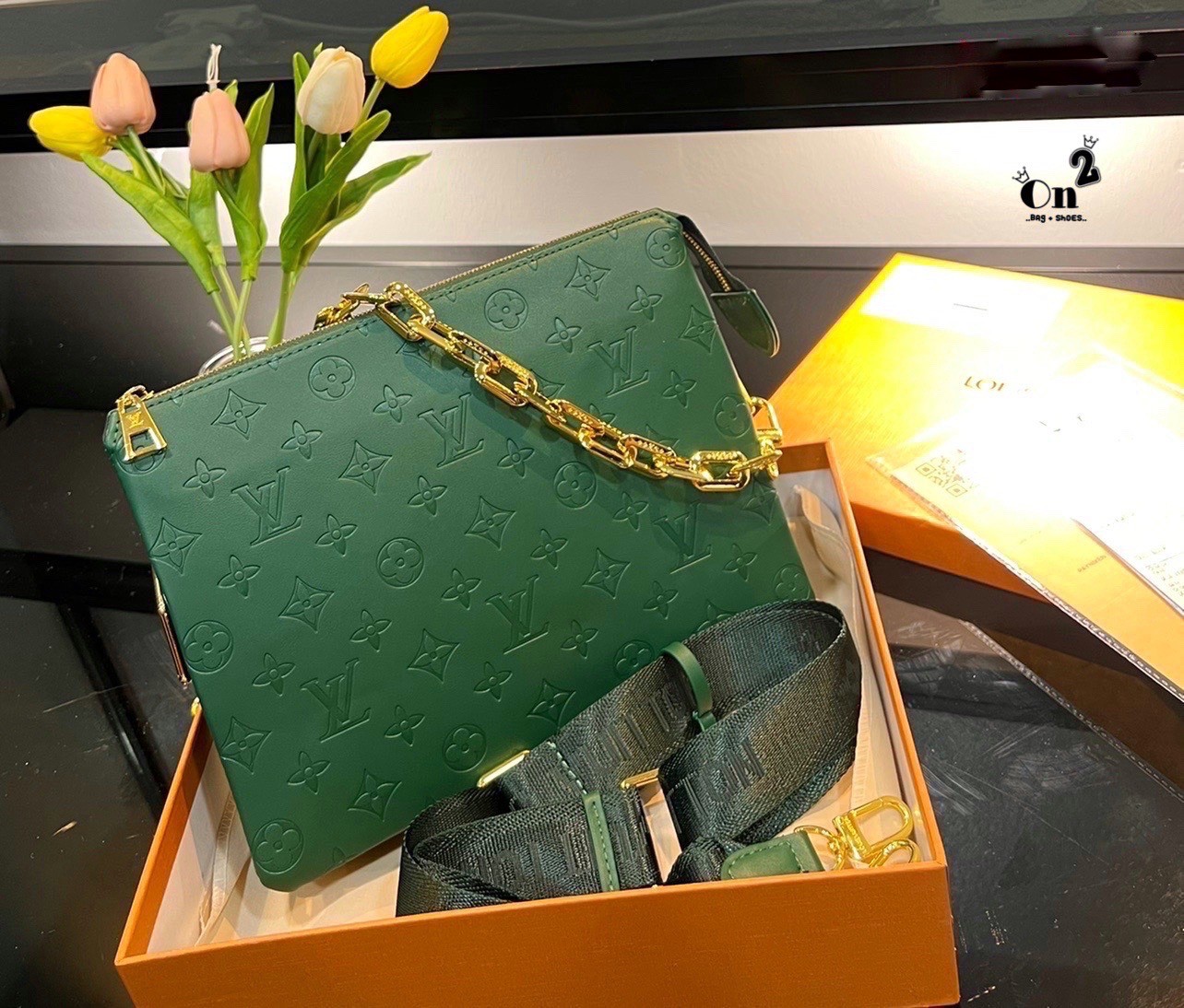 LV HANDLE POUCH MONOGRAM / LV Coussin PM Bag กระเป๋าสะพายกึ่งคลัชท์ สุดล้ำ มาแรงมาก ด้วยความสวยปังตั้งแต่แรกเห็น วัสดุหนังแกะสังเคราะห์ปั๊มลายสวยคม มาพร้อมสาย 2 เส้น เลิศๆ มีสายโซ่ที่มีดีเทลละเอียดไม่ซ้ำ และสายสปอร์ตครอสบอดี้ ที่จะคล้องไว้ทั้งสองเส้นก็ดีง