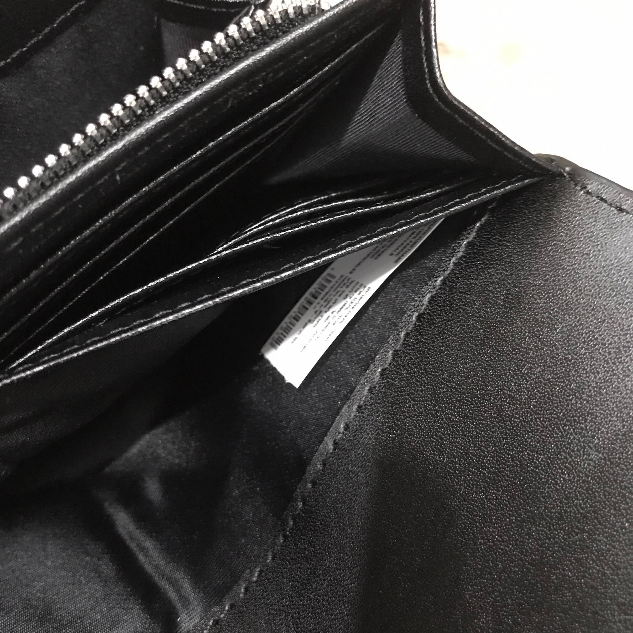 Don't Miss! CHARLES & KEITH LONG WALLET กระเป๋าสตางค์ใบยาวฝาพับรุ่นใหม่ชนช็อปหนังอยู่ทรงเเข็งแรงทนทานด้านหน้าประดับอะไหล่วงกลมวิ้งๆเพิ่มความหรู ด้านหลังมีโลโก้และช่องใส่ของ เปิดปิดด้วยกระดุมแม่เหล็ก ภายในมีช่องซิปและช่องใส่บัตรหลายช่อง สามารถใส่ ipho