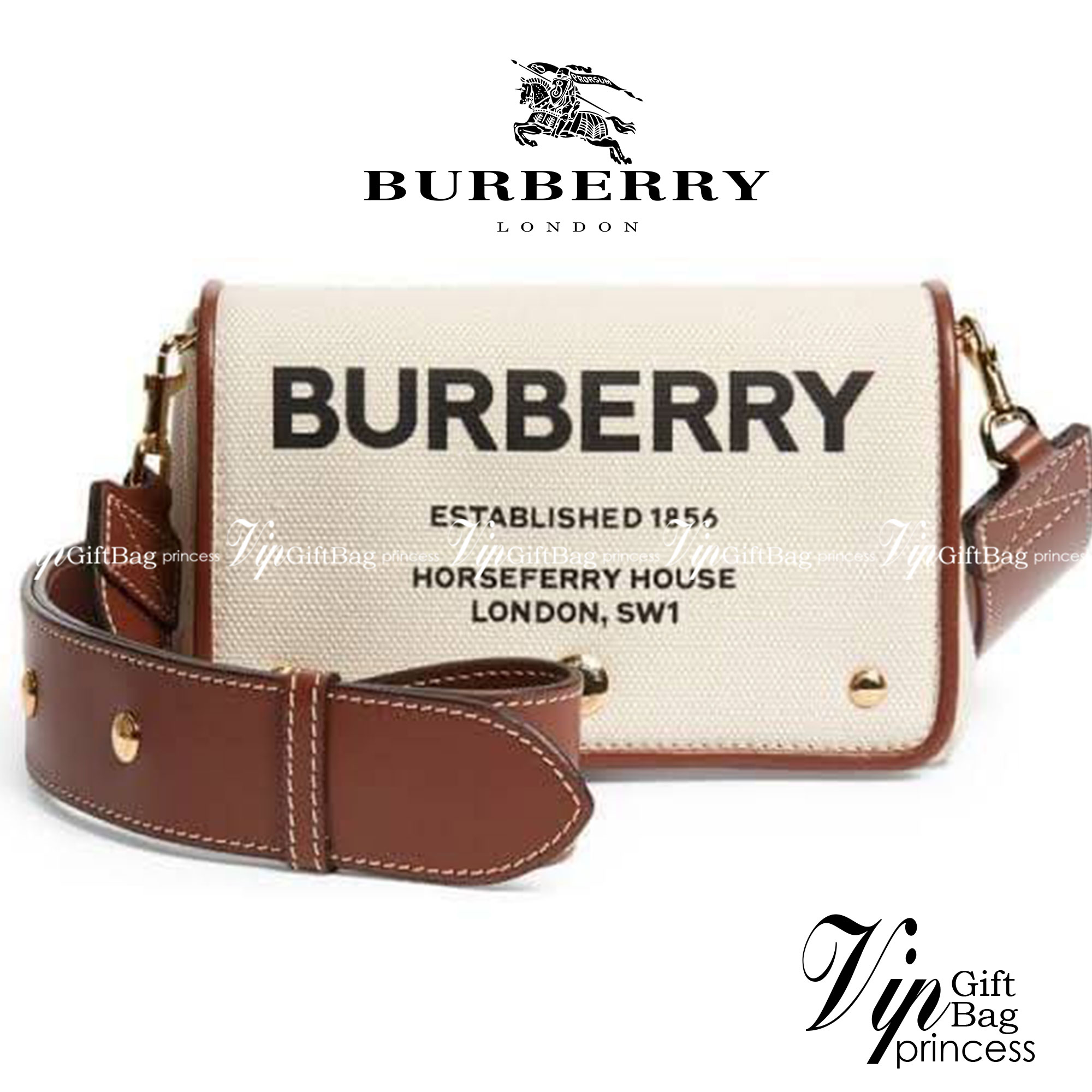 Burberry Small Horseferry Print Cotton Canvas Crossbody Bag เป็นกระเป๋าสะพายที่ดูทันสมัย สายหนังสปอร์ต ในส่วนของโลโก้มาในรูปแบบของการพิมพ์ลายไปบนกระเป๋า ทำให้ดูโมเดิร์นยิ่งขึ้น วัสดุหลักที่ใช้ในการผลิตกระเป๋ารุ่นนี้คือ ผ้าแคนวาสและหนัง โดยผ้าแคนวาสดูเหมือ