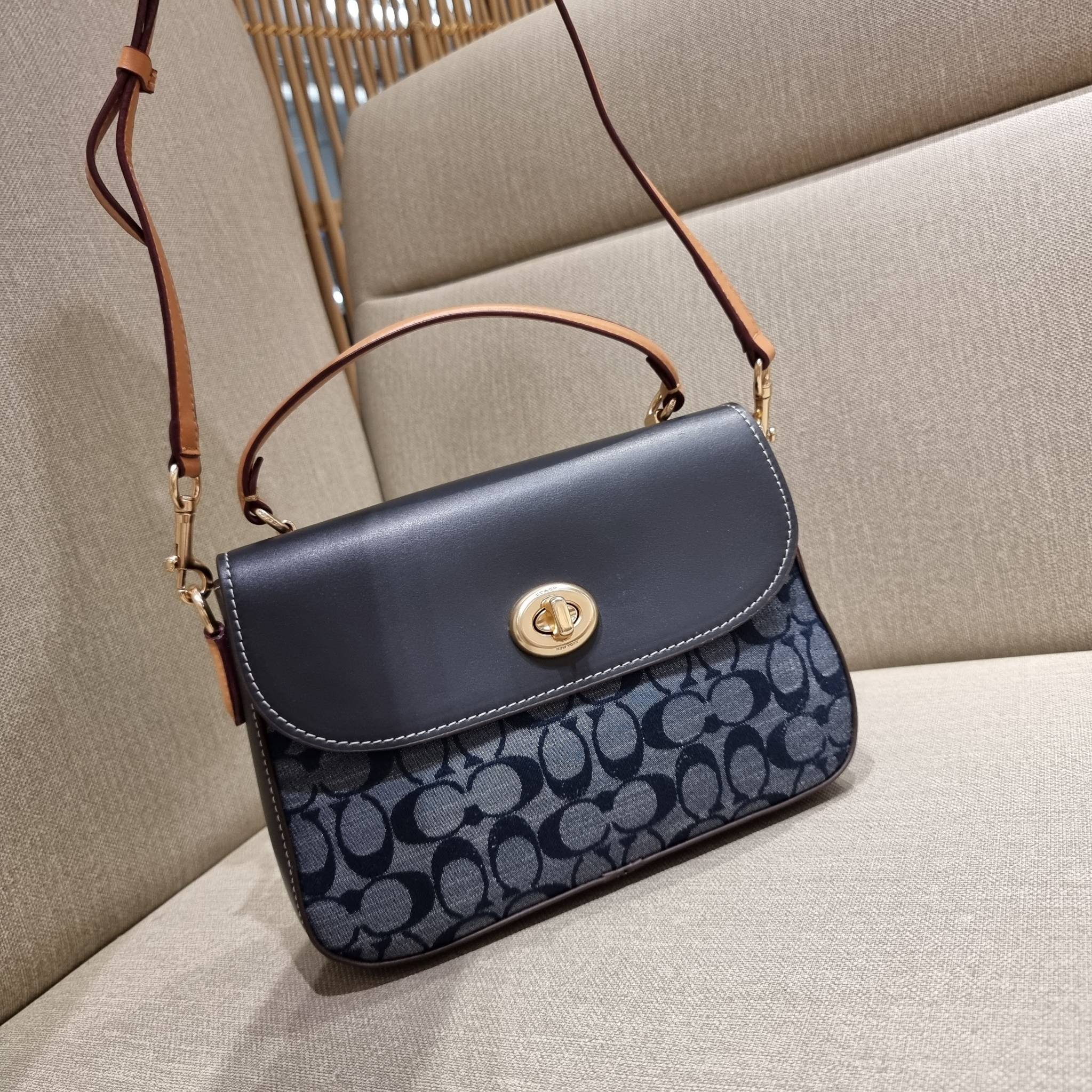COACH C4921 MARLIE TOP HANDLE SATCHEL IN SIGNATURE CHAMBRAY กระเป๋าถือ/สะพายข้าง มีดีไซน์ยูนีค โดดเด่น ตกแต่งโลโก้ด้านข้างอะไหล่ทอง วัสดุผ้าแชมเบรย์ ทอเส้นลายสวย เปิด-ปิดด้วยตัวล็อคแน่นหนา ภายในเป็นช่องโล่ง ใส่ของได้ครบครัน มาพร้อมหูจับในตัวและสายสะพายข้า