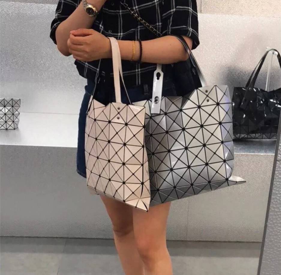 Baobao Issey Miyake 6x6 กระเป๋า Tote รุ่นนี้ถือว่าเป็นกระเป๋า Tote ไซส์กลางที่เหมาะกับการพกพาสิ่งของที่จำเป็นในทุก ๆ วัน มาพร้อมสายที่สามารถปรับได้ทั้งสองสาย และมีช่องใส่ของช่องเล็กด้านใน 1 ช่อง จุของได้เยอะแถมยังทนทาน ใช้เป็น Everyday Bag ได้เลยคะ พกพาสะ