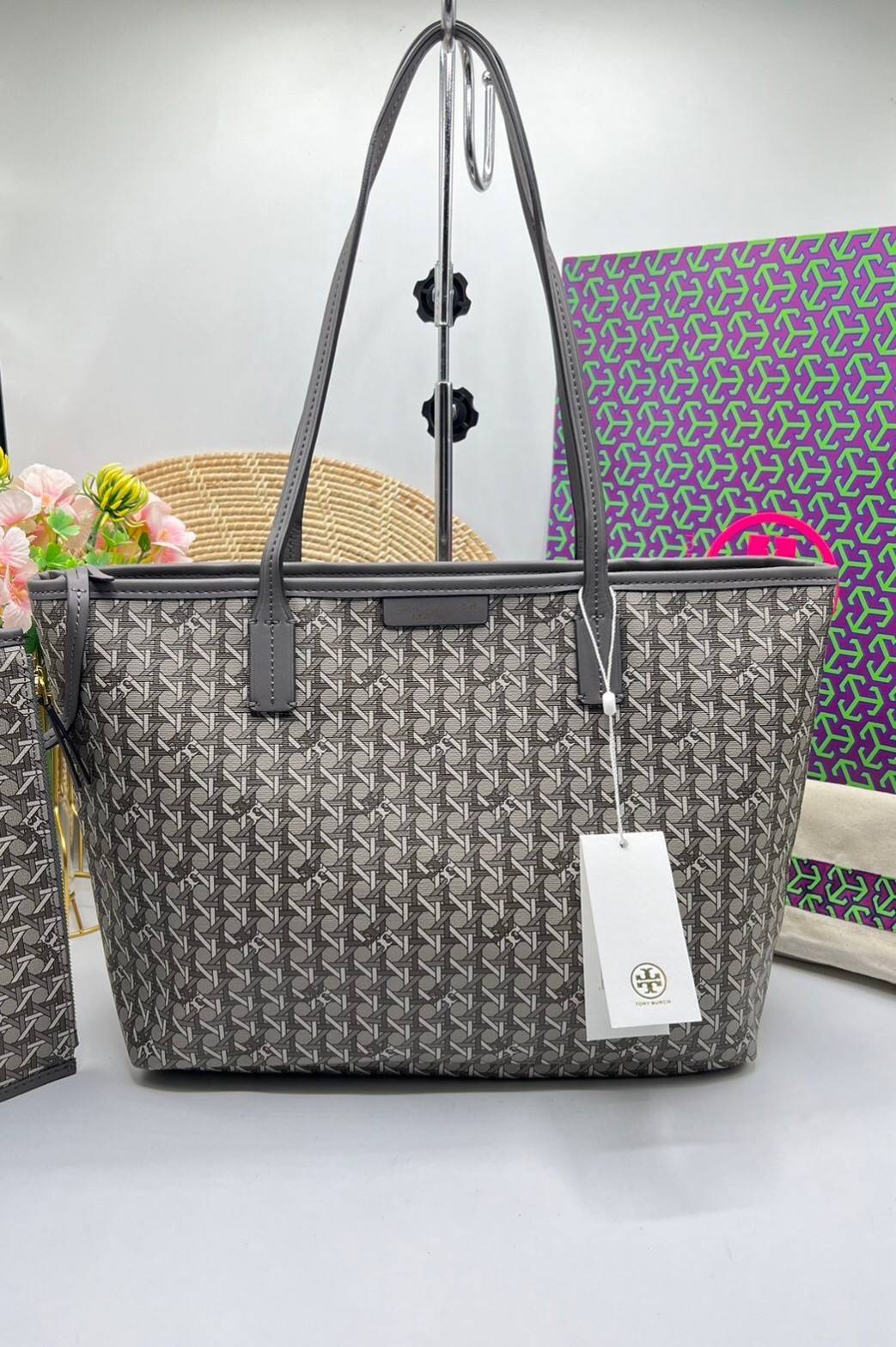 Tory Burch Ever Ready Zip Tote Small Coated Canvas / Tory Burch Geo Logo Tote กระเป๋าโท้ท พิมพ์ลายด้วยลวดลายสานตะกร้าอันเป็นเอกลักษณ์ของแบรนด์ ซึ่งได้แรงบันดาลใจจากความหลงใหลในงานจักสานของผู้ก่อตั้ง