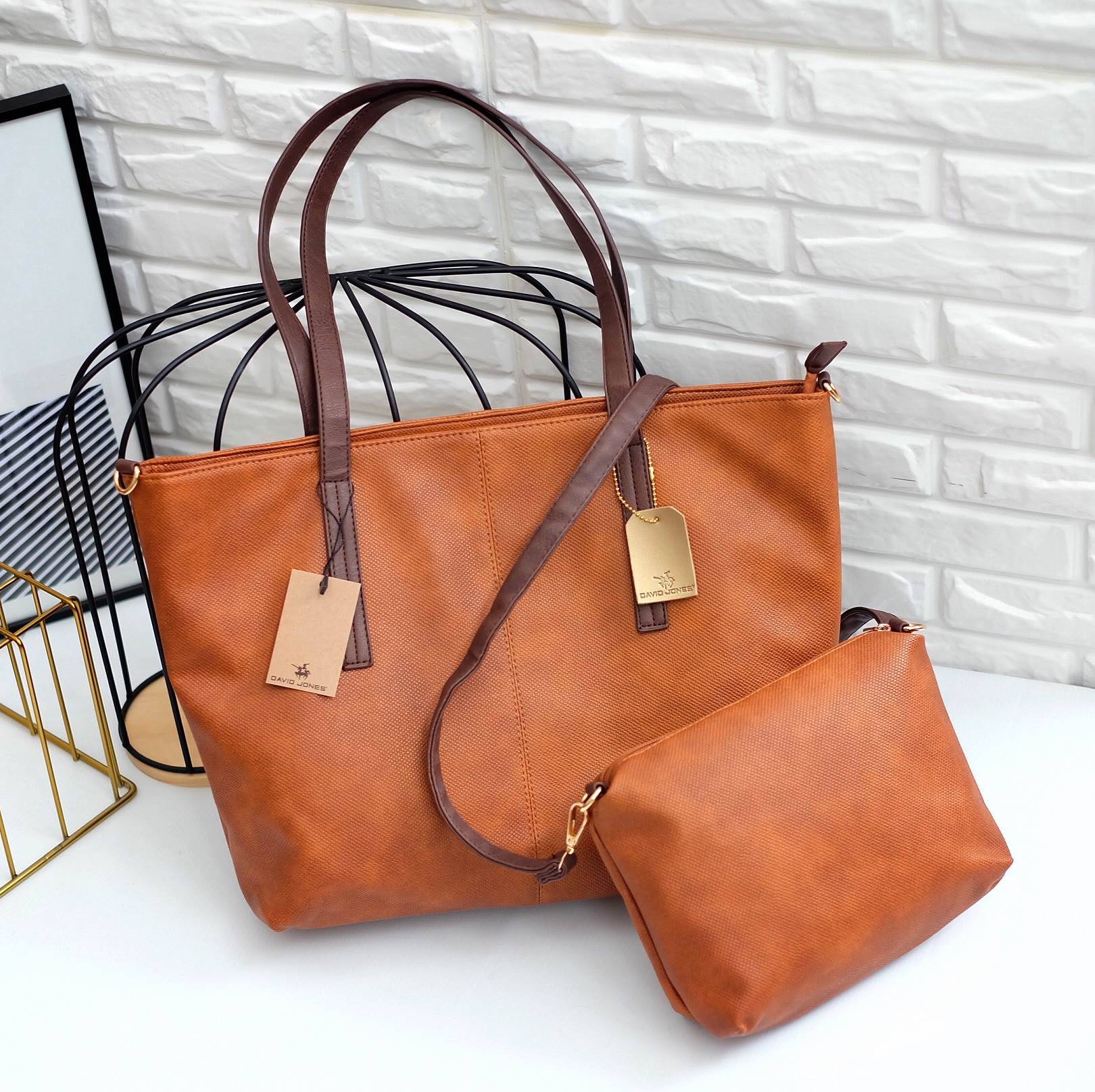 New Arrival ซื้อ 1 ได้ถึง 2 กระเป๋า ทรง Tote จากแบรนด์ David Jones ค่า ทรงนี้ นิยมถือกันมากๆ บอกเลยใบนี้ ของจริงสวยคะ หนังนิ้ม นิ่ม ค่า **ดีต่อใจ 😁❤️ 〰〰〰〰〰 รุ่นใหม่ล่าสุด หนังนิ่มมาก ใบนี้ มีใบเล็กแถมให้อีก 1 ใบค่ะ จะถือ หรือสะพานก้อได้ จุข