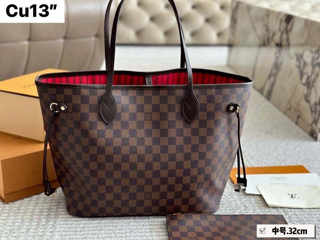 LV Neverfull MM bag กระเป๋าสะพายทรโท้ทใบใหญ่ ขนาดยอดนิยมจุของได้เยอะ มาพร้อมใบลูก สะพายไปเที่ยวต่างจังหวัดคือดีงามมากจ้า หรือจะสะพายไปทำงาน ไปต่างประเทศก็สะดวก ราคาสุดคุ้ม จับจองเป็นเจ้าของได้เลยตอนนี้จัด!!