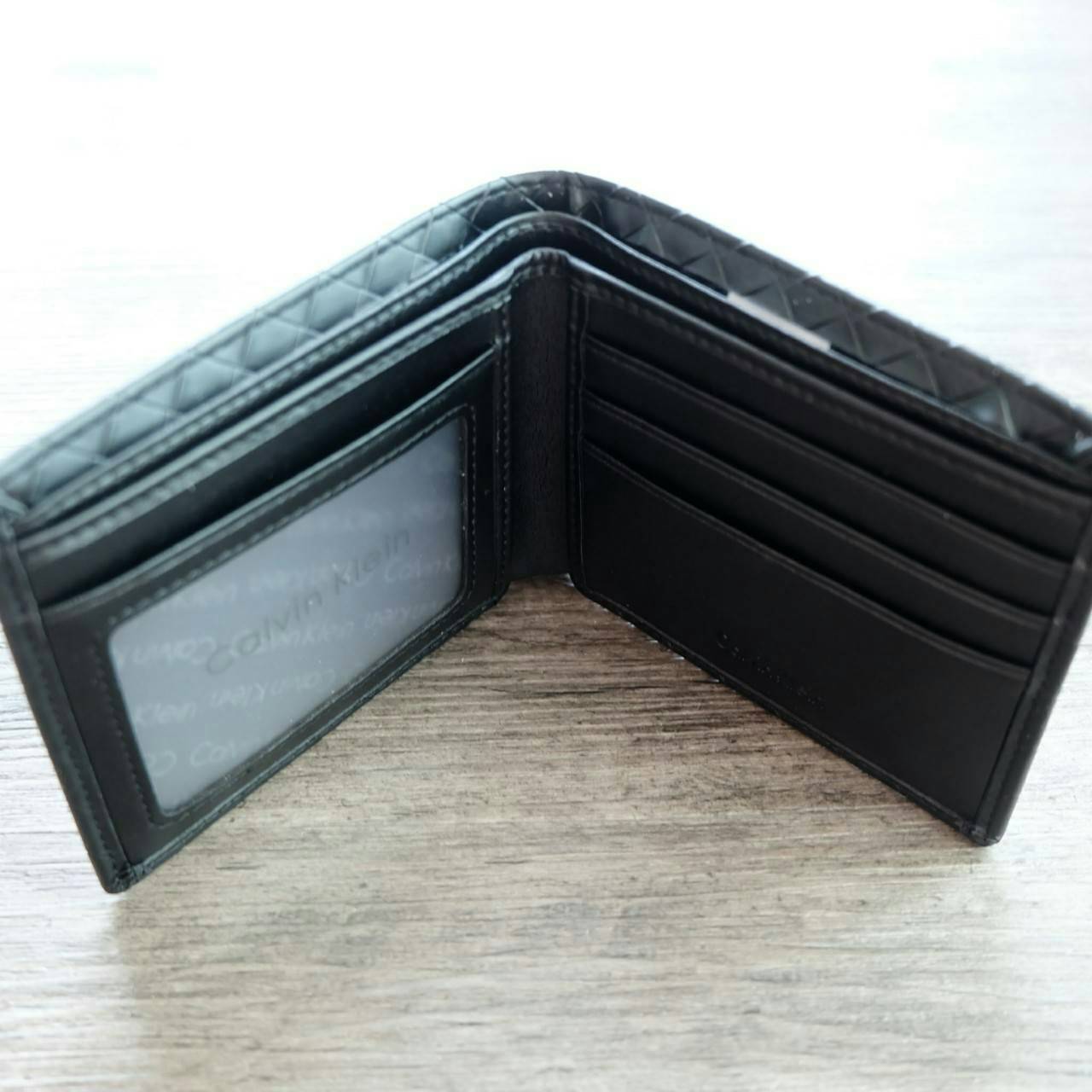 Calvin Klein Leather Belt & Wallet Set เซตสุดคุ้ม จะะมอบเป็นของขวัญหรือใช้เองก็แนะนำเลยค่าา อุปกรณ์ : มาพร้อมถุงกระดาษแบรนด์ + กล่องแบรนด์ + ที่เจาะรูเข็มขัด + ห่วงเข็มขัด