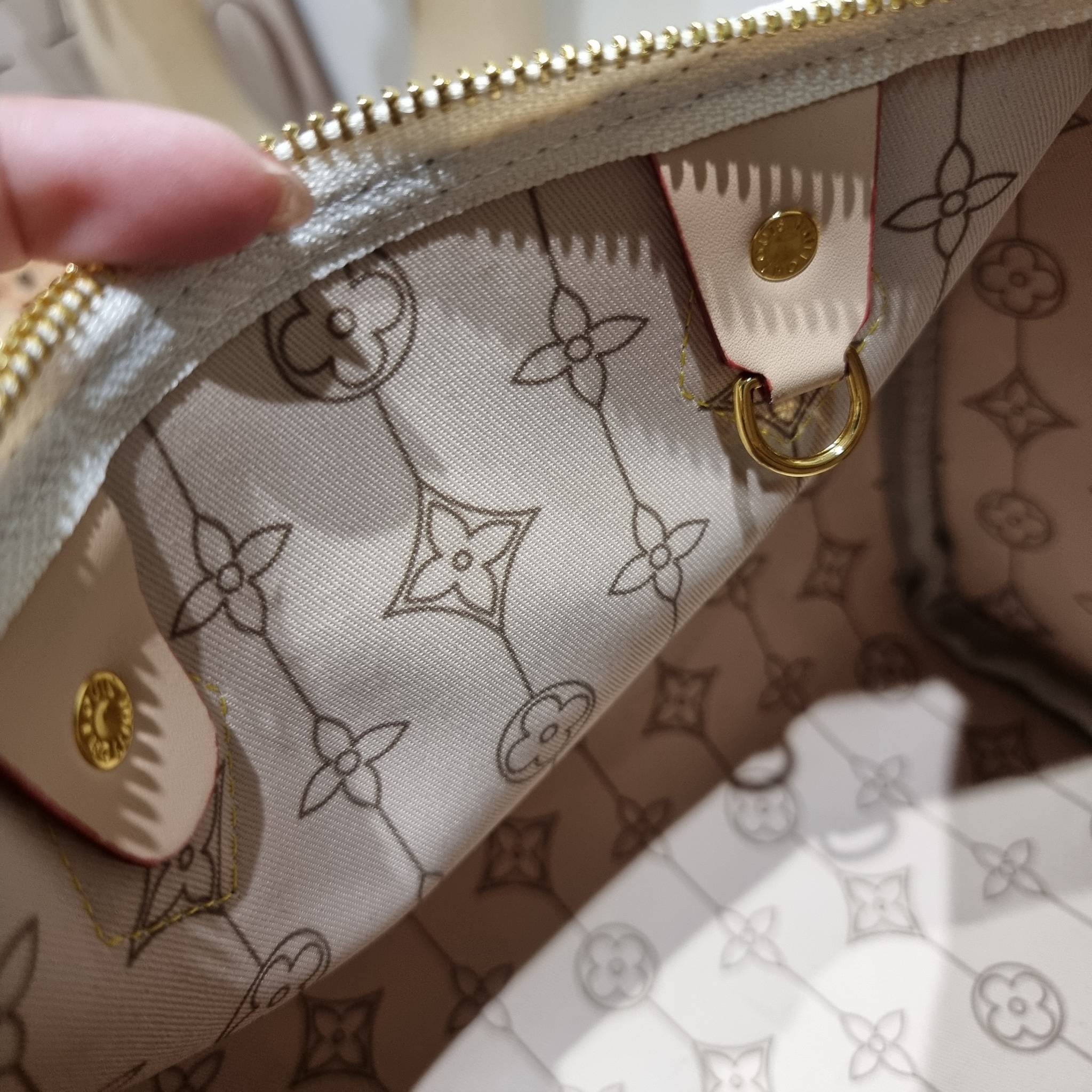 LV Speedy Bandoulière 25 Damier Azur กระเป๋าทรงหมอน รุ่นท็อปฮิต กับดีไซน์ใหม่ต้อนรับฤดูร้อน โดดเด่นด้วยวัสดุแคนวาสตกแต่งลายพิมพ์ไม่เกร่อ วัสดุหนังแคนวาส