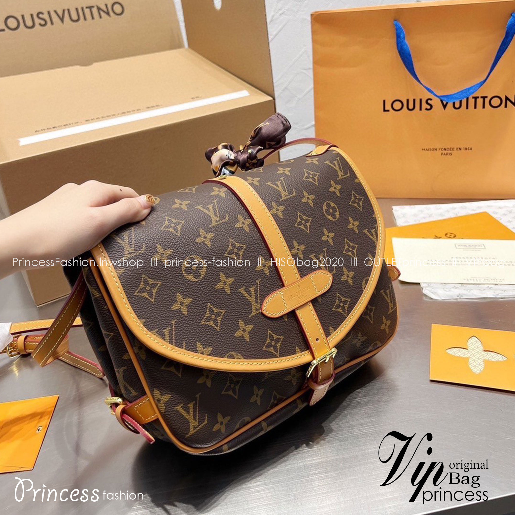 LV SAUMUR MM MONOGRAM BAG / LV Crossbody bag กระเป๋าสะพายพิมพ์ลายโมโนแกรมสุดหรูจากแบรนด์ดัง รูปทรงใช้งานง่าย ภายในจุของได้เยอะ ตอบโจทย์ให้กับทุกลุคทุกสไตล์ ใช้เป็น every ได้เลยค่ะ
