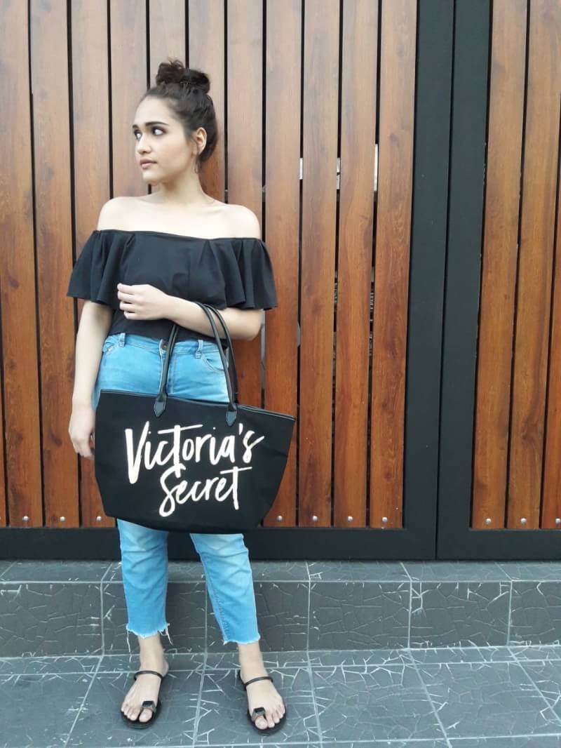 New Arrival! Victoria's Secret Canvas Large Tote Bag♡ กระเป๋าสะพายใบใหญ่ จุของได้คุ้ม! วัสดุทำจากผ้า canvas เต็มใบ ด้านหน้าแต่งโลโก้แบรนด์สีทอง สวยวับ! ด้านในบุผ้าปั้มลายเสือ มีของใส่ของจุกจิกค้า จะถือไปเที่ยวทะเลสักคืนสองคืน ใบนี้เอาอยู่คะ