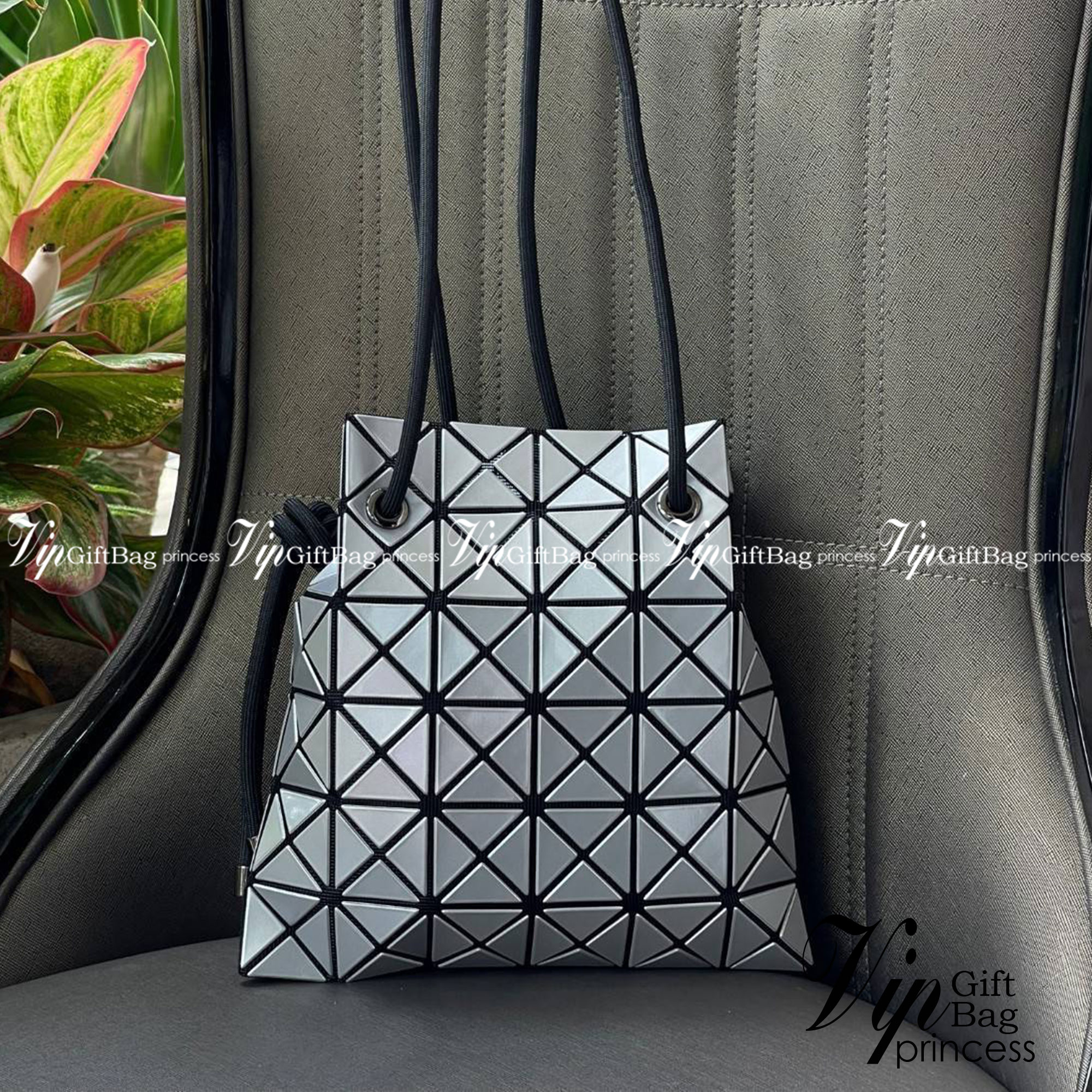 Baobao Issey Miyake Wring Small Bag กระเป๋าสะพายครอสบอดี้พร้อมสายรูดเปิดปิด สามารถปรับความยาวของสายได้ตามสไตล์ความชื่นชอบ ด้วยดีไซน์ทรงน่ารัก เหมาะสำหรับให้สาวๆหยิบใช้ในวันสบายๆ แต่เต็มเปี่ยมไปด้วยความคล่องแคล่ว ไฮไลต์ของซีซั่นนี้คือกระเป๋าที่มาพร้อมกับเช