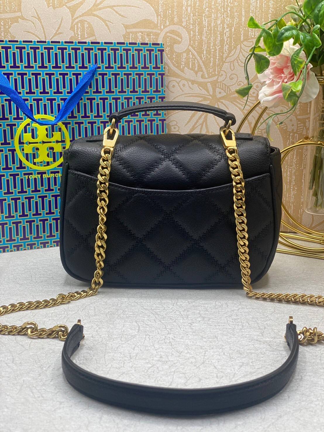 Tory Burch Willa Mini Top Handle Bag พร้อมส่งที่ไทย ใบจริงคือสวยสุดดไปเลยค่าา! กระเป๋าสะพายข้างหรือหิ้วก็เก๋ไปอีกเลยค่ะ! หนังอย่างดี ลายนวมนิ่มมือดีมากค่ะ ด้านหน้ามีอะไหล่โลโก้แบรนด์