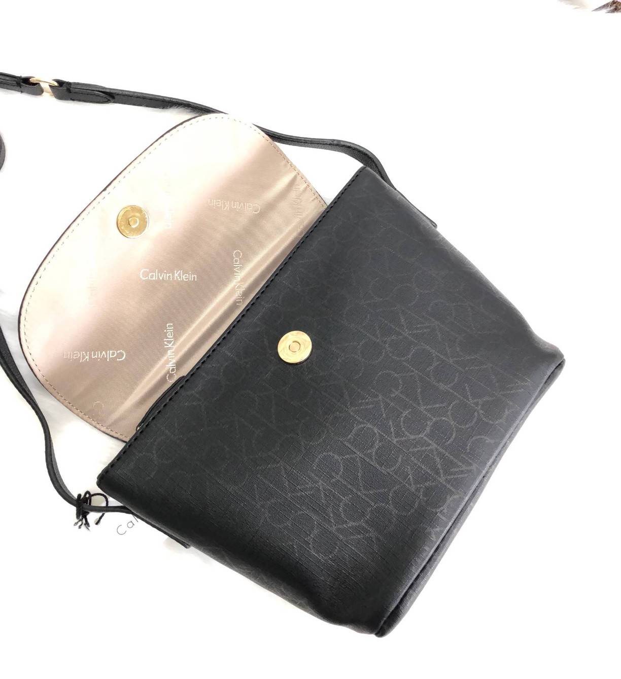 CALVIN KLEIN CROSSBODY BAG กระเป๋าสะพาย cross body วัสดุหนังผสมสัมผัสนิ่ม ขนาดกระทัดรัด ตัวกระเป๋าลายแบรนด์ทั้งใบ ฝาปิดมีโลโก้แบรนด์ เปิดออกมามีซิปปิดปากกระเป๋า ภายในโล่ง สามารถใส่ กปต.ใบขนาดปกติได้ มือถือได้ทุกรุ่น มีช่องเล็กให้ใส่ของจุกจิก พร้อมสายสะพาย