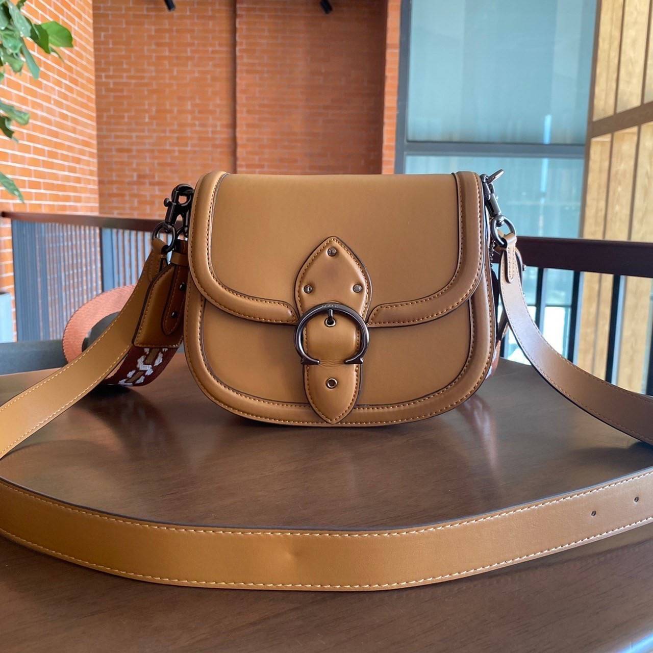 COACH C0749 BEAT SADDLE BAG(COACH C0749) 💖สวยหรู ดูดี เป็นรุ่นที่หลายคนรอค่อย จะลุคแนวsports สาวเทห์ หรือสไตล์สาวหวานเรียบร้อย ได้หมดคะ มาพร้อมสายสะพาย 2 เส้น คุ้มเกินคุ้ม วัสดุหนังแท้ชั้นดี หนังสวย อะไหล่แบรนด์ที่ดูเด่นคลาสสิคตรงด้านหน้า เปิดปิดก