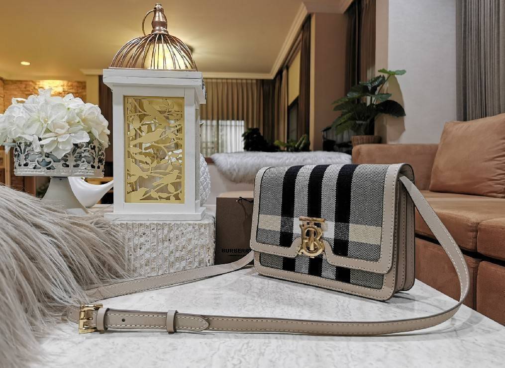 BURBERRY FRAGRANCES LEATHER CROSSBODY BAG VIP GIFT WITH PURCHASE (GWP) กระเป๋าสะพายพรีเมี่ยมกิ๊ฟรุ่นใหม่ล่าสุด Limited จาก BURBERRY Perfume DutyFree วัสดุ Canvas & Leather ลาย Vintage คอลเลคชั่นใหม่ทรงเหลี่ยมสวยหรูดูดี เปิดปิดด้วยฝาปิดสัญลักษณ์รูปTB ภายใน