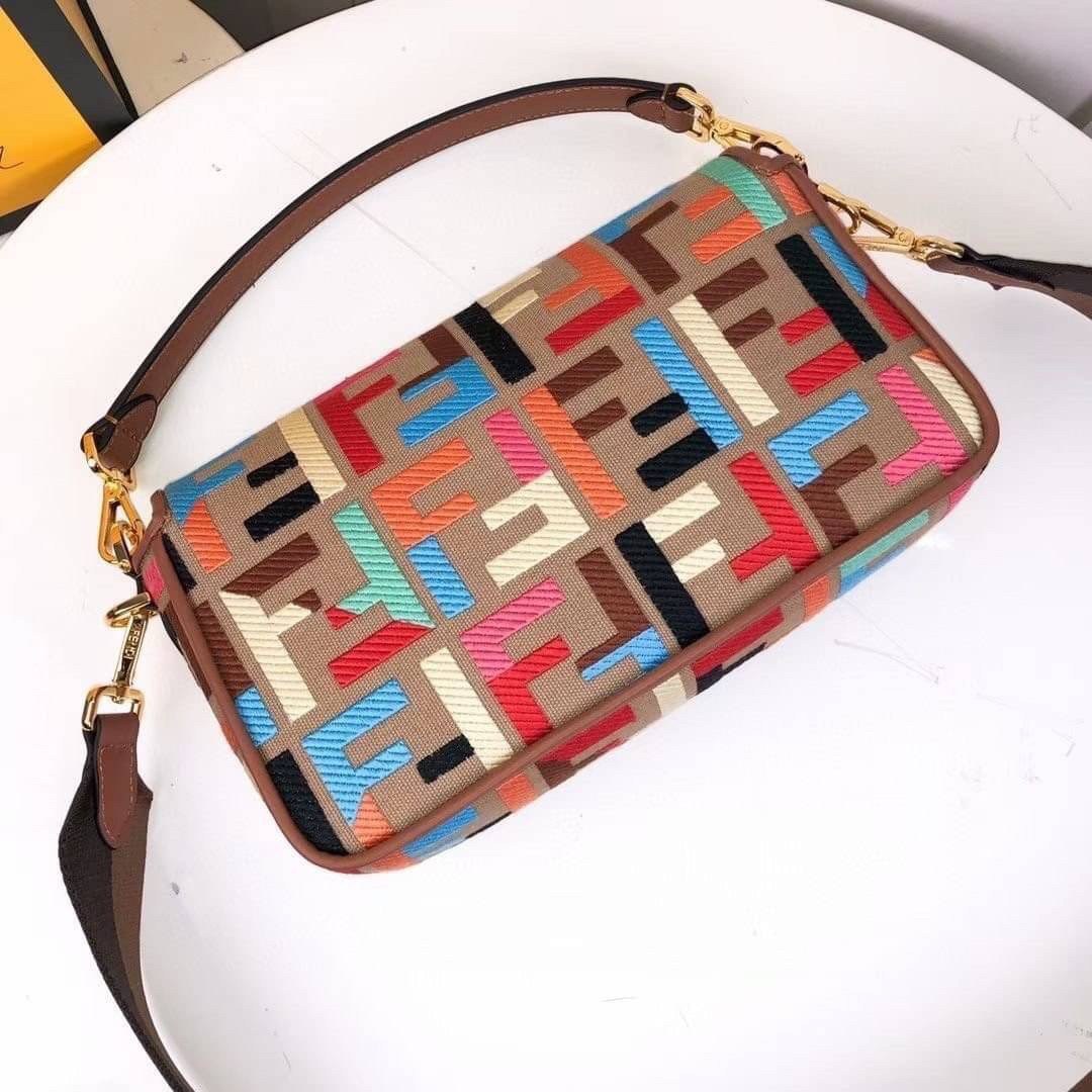 หนังแท้ Fendi Baguette Multicolour bag in canvas with FF monogram medium กระเป๋าสะพายอันเป็นเอกลักษณ์ งานหนังแท้พร้อมทอลายนูน FF ที่มีการปักแบบทูโทน ตัดแต่งด้วยหนังและประดับด้วยตัวล็อค FF มาพร้อมสาย 2 แบบ สำหรับคล้องแขน และสายครอสบอดี้สีทูโทน ภายในเป็นช่อ